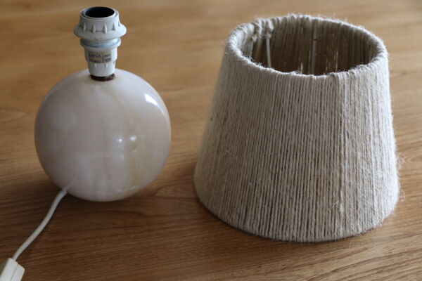 Lampe boule albâtre avec abat-jour corde