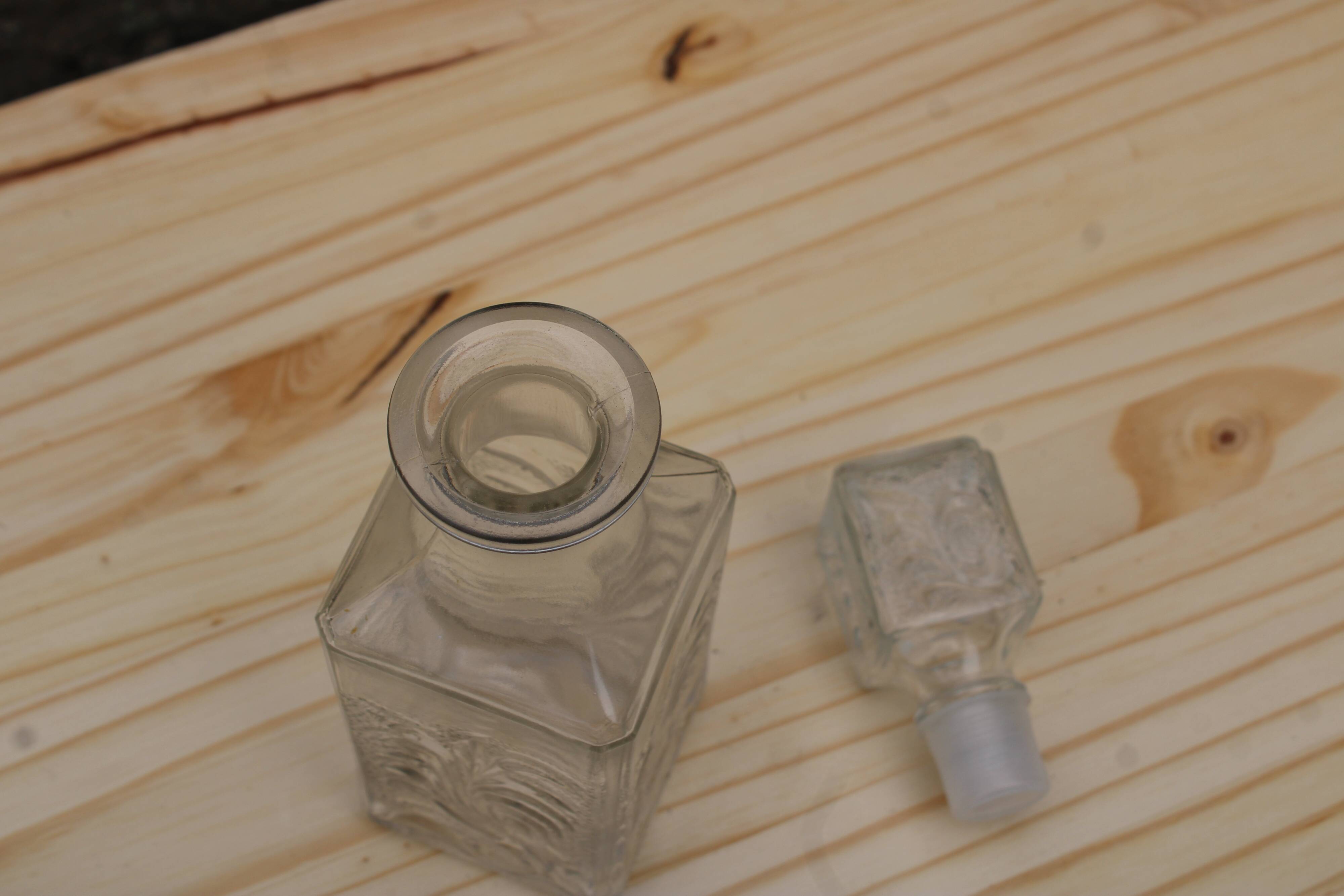 Carafe in chiseled glass