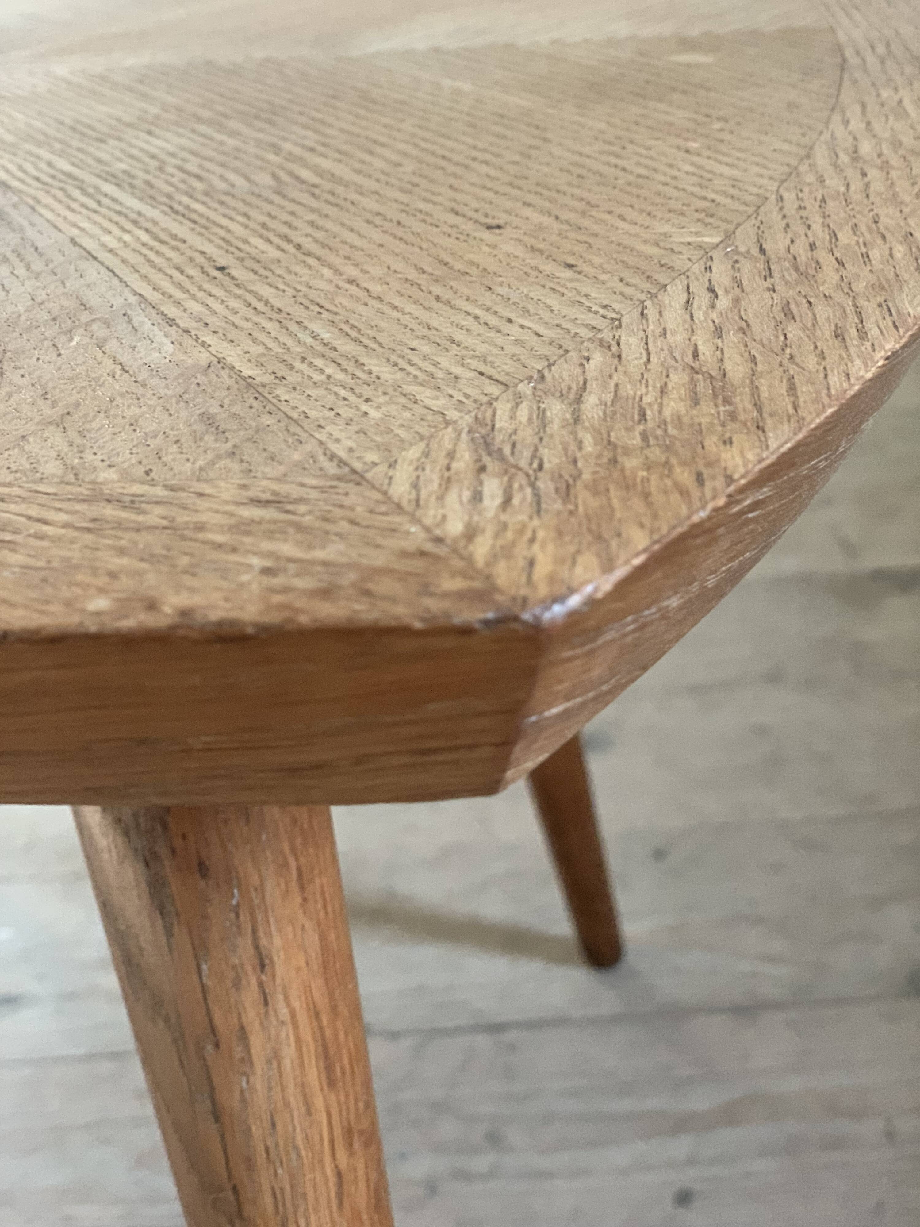 Table basse tripode forme feuille en chêne vintage