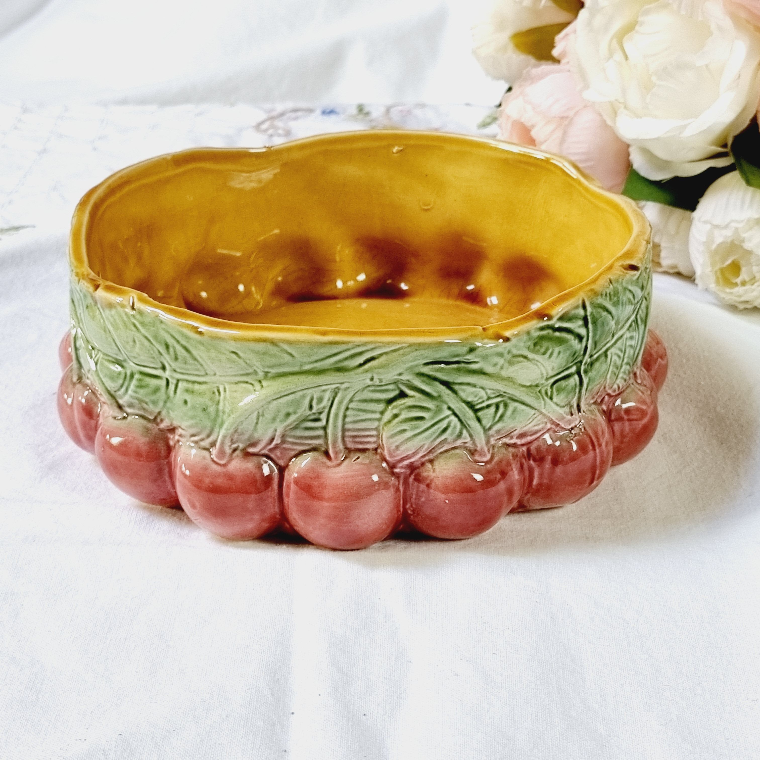Plat en barbotine cerise Sarreguemines