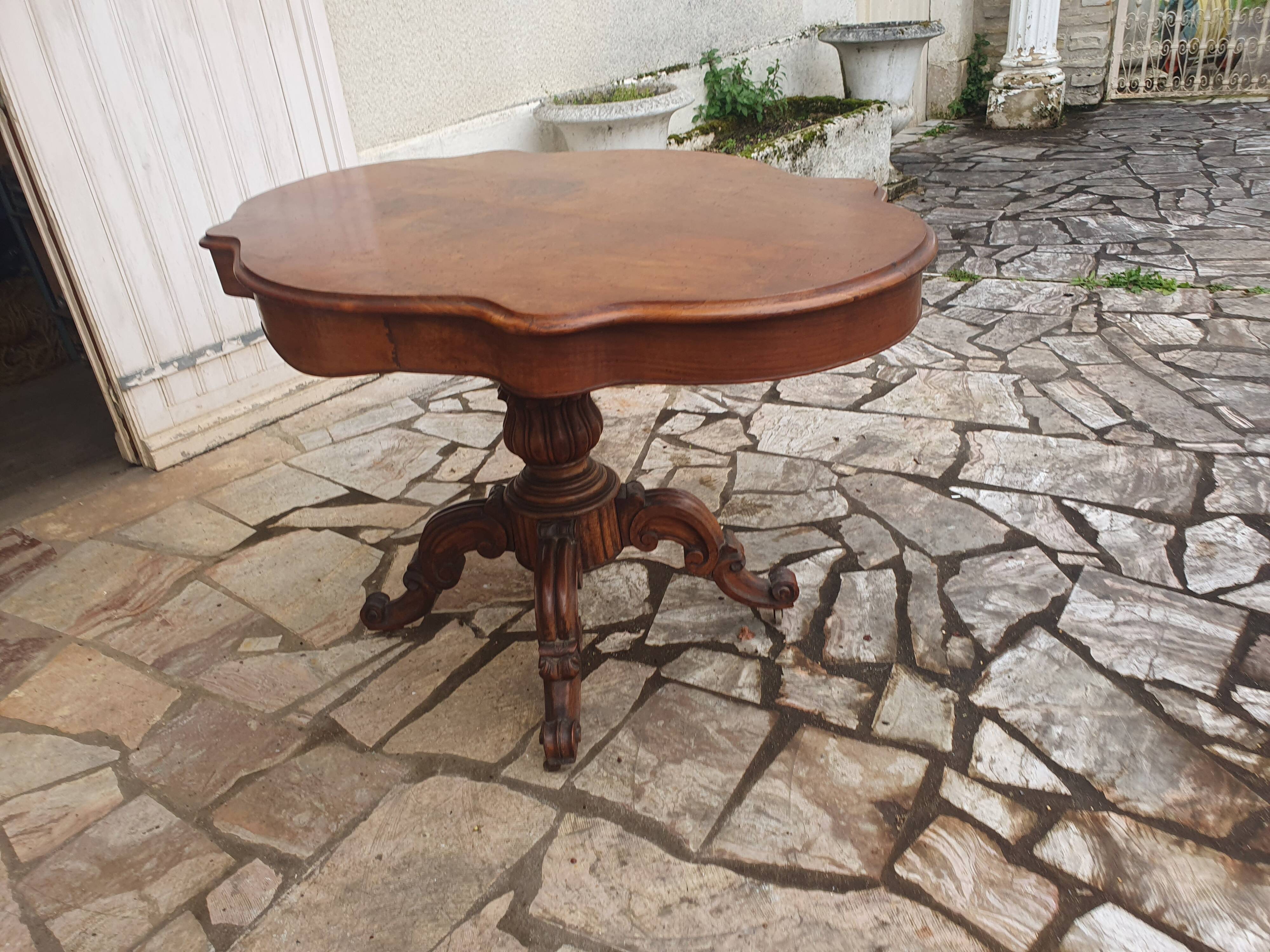 Mahogany violin pedestal table, 19th century