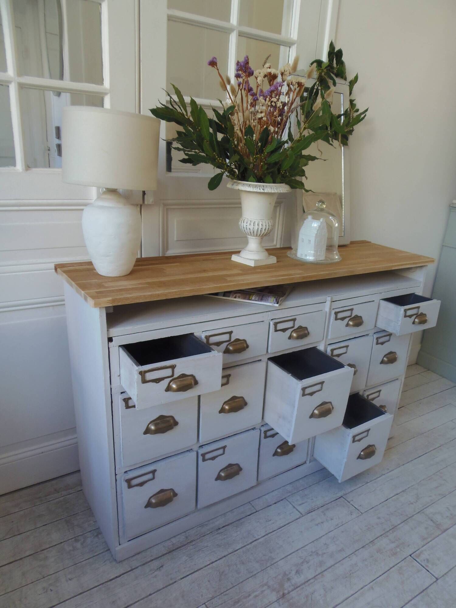 Meuble de métier vintage patiné gris perle, plateau bois.