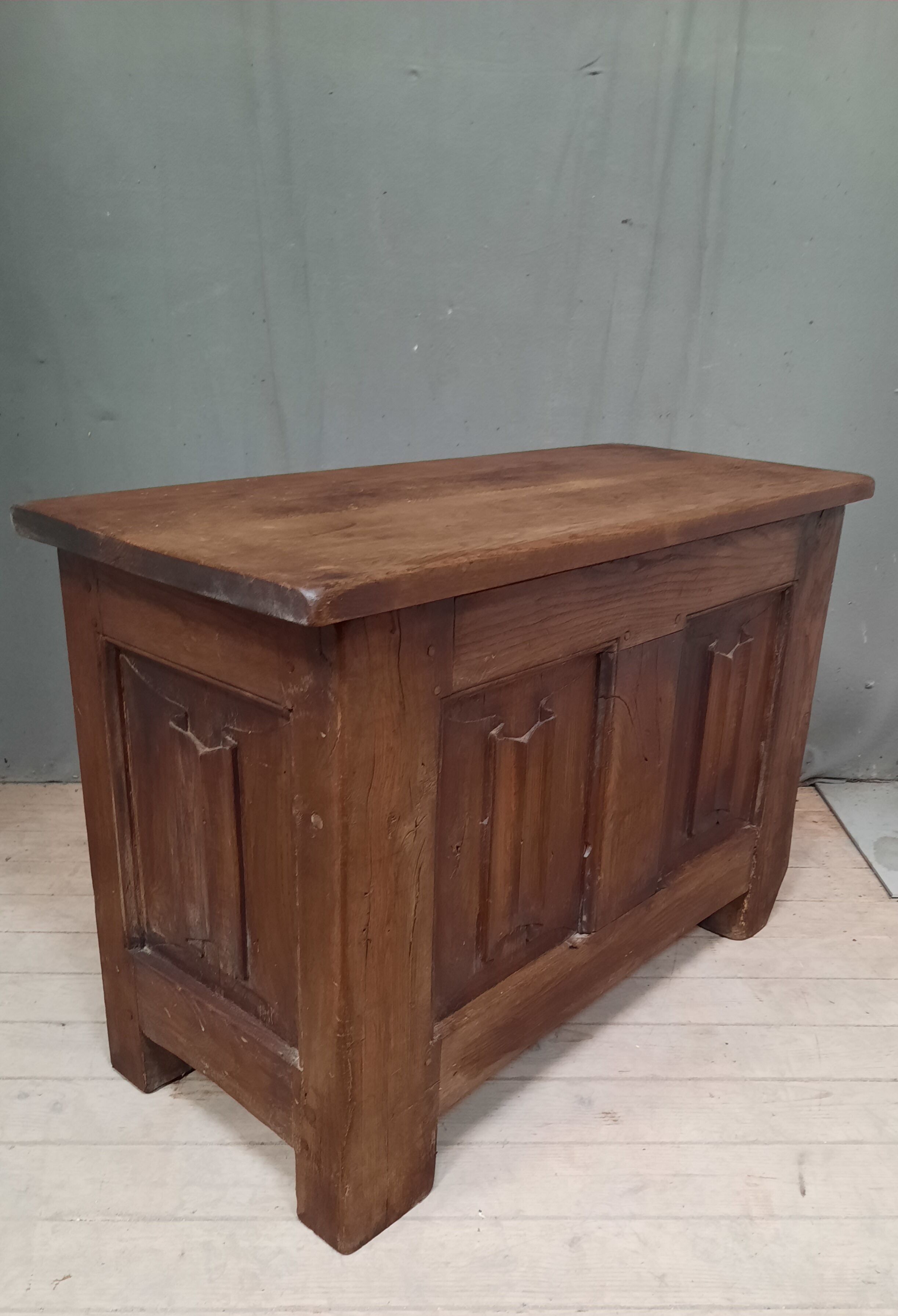 Oak chest with towel pleats