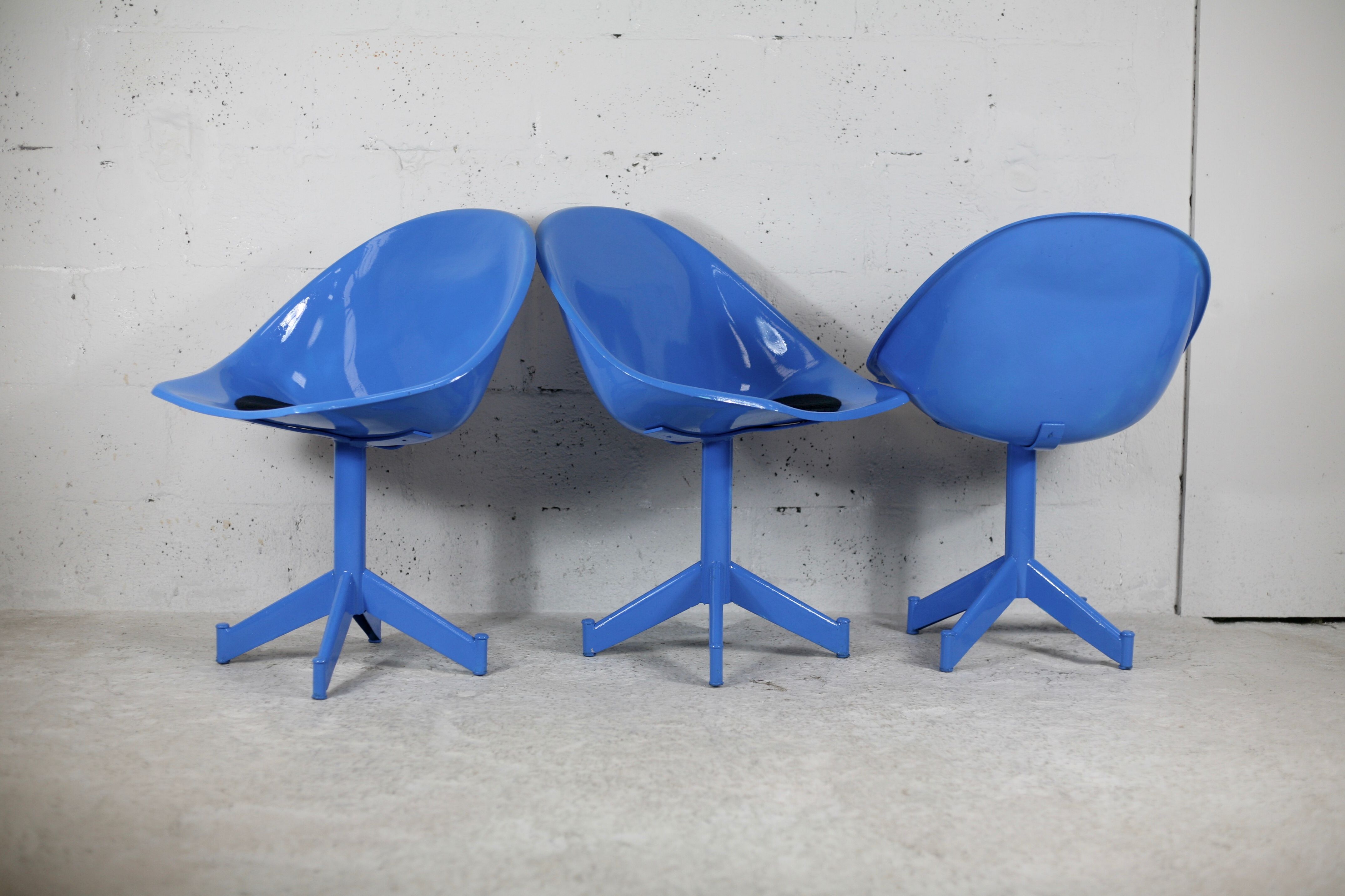 3 chairs "space Age", resin and steel, France, circa 1970.