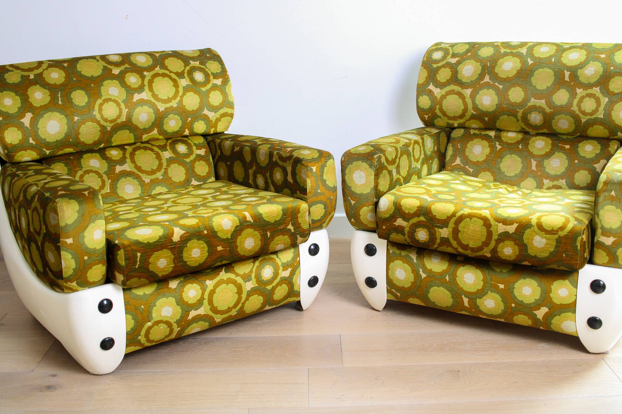 A pair of vintage mid-century modern arm chairs - Italy 1970s