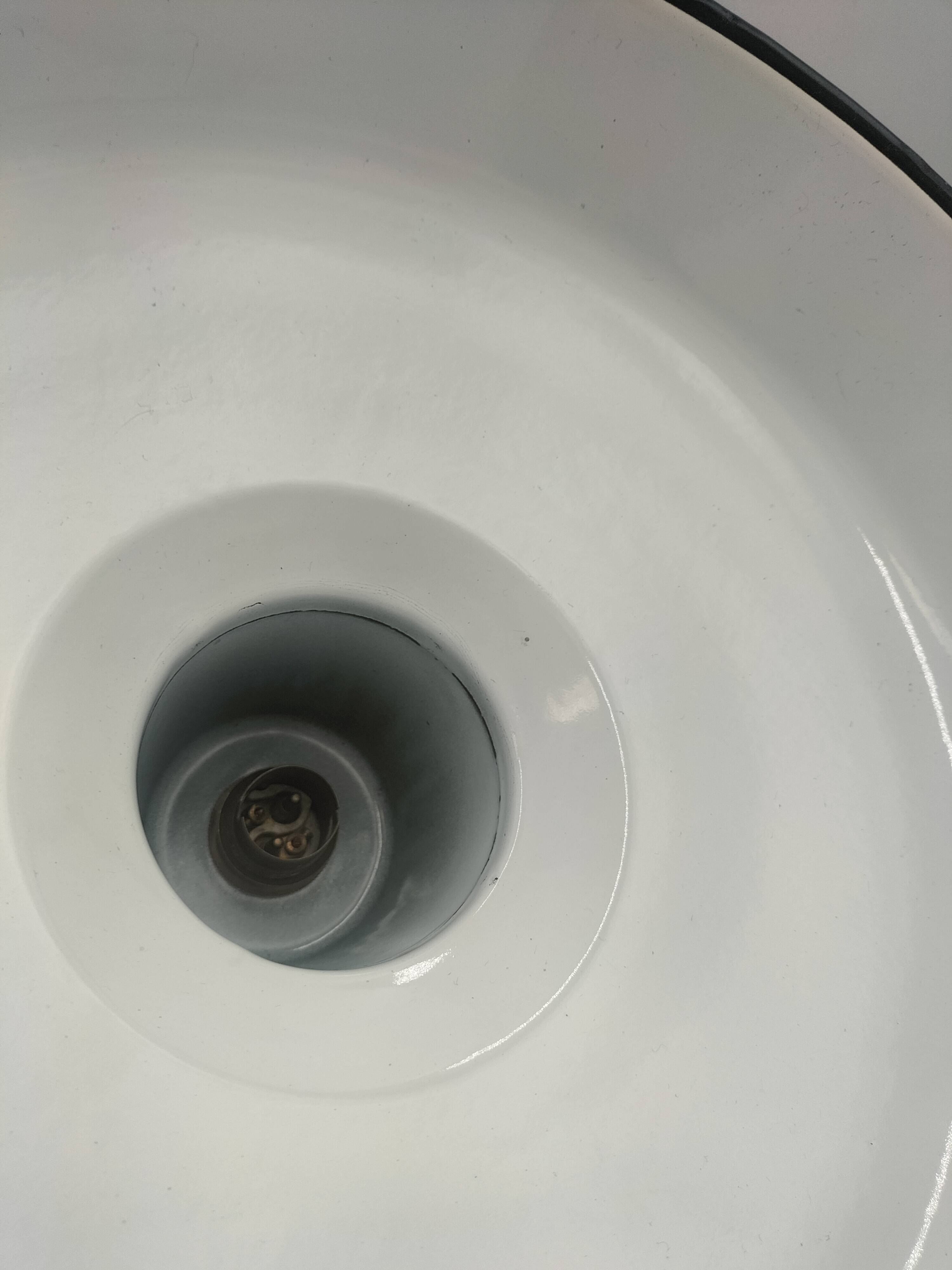 Enamelled sheet metal pendant light