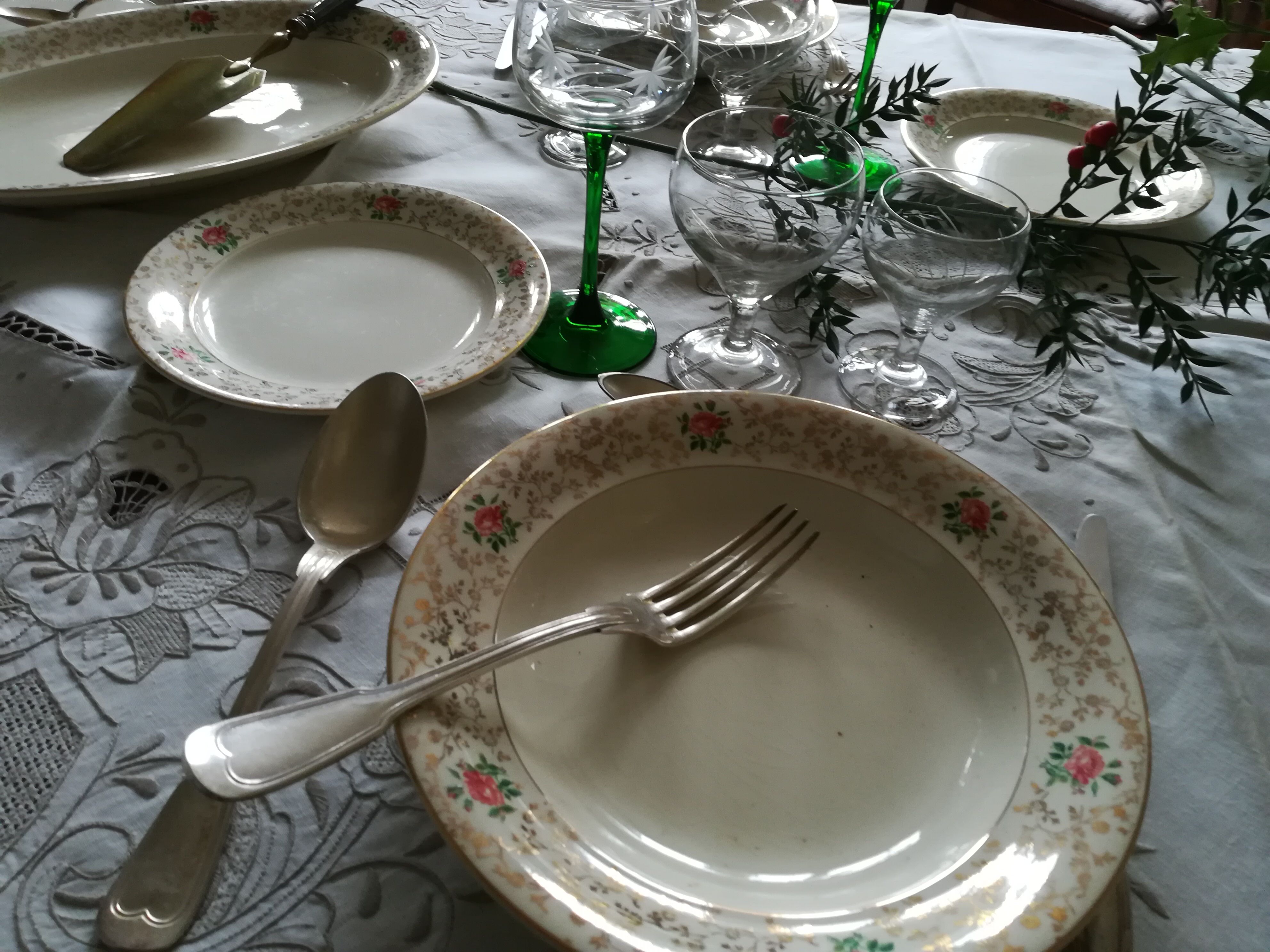 Round off-white tablecloth embroidered with grey flowers with 8 matching napkins - festive table