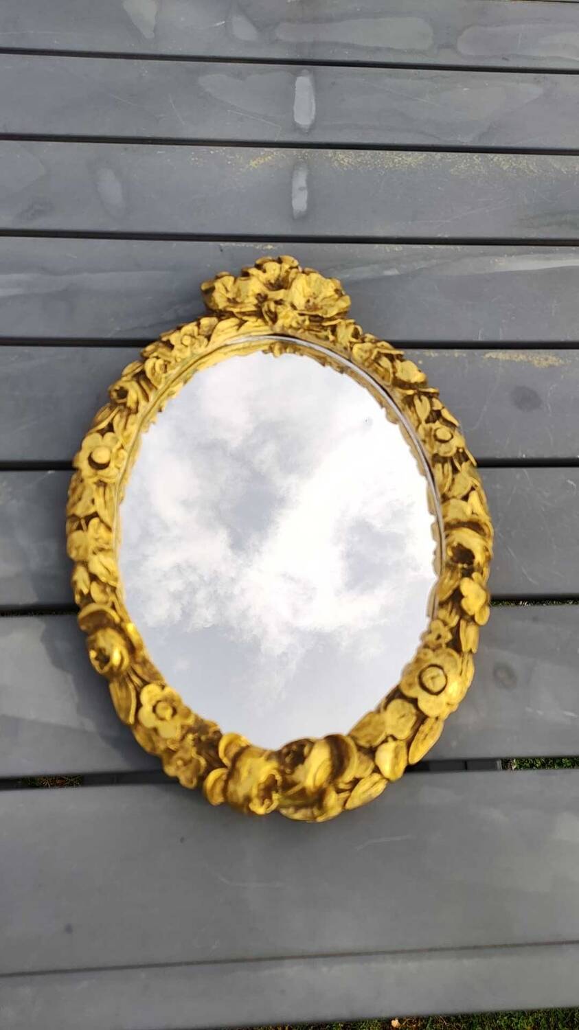 Hollywood Regency style oval Victorian mirror. In antique gold wood. 31 x 21cm