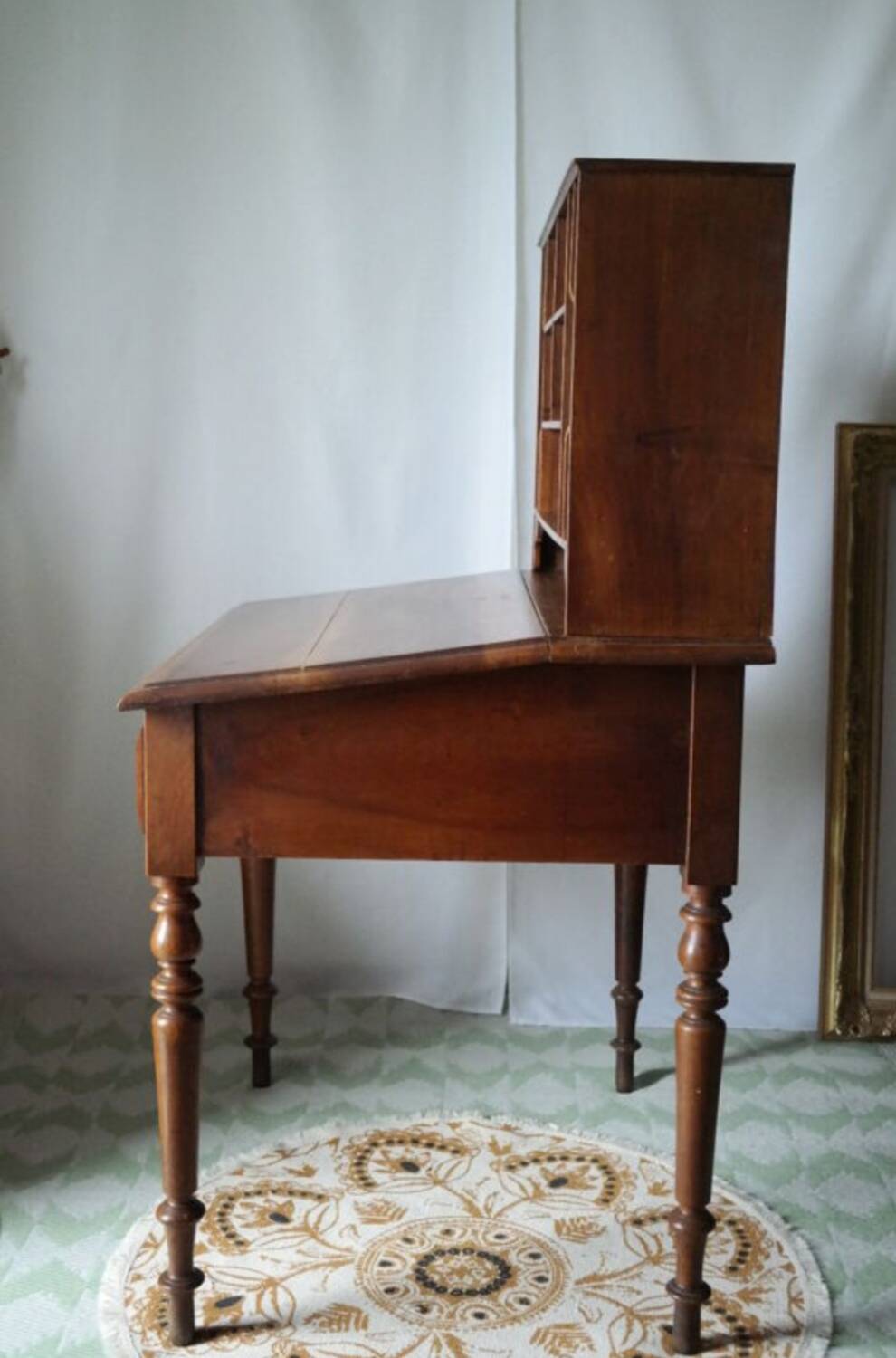 Secrétaire trieur à pente en noyer