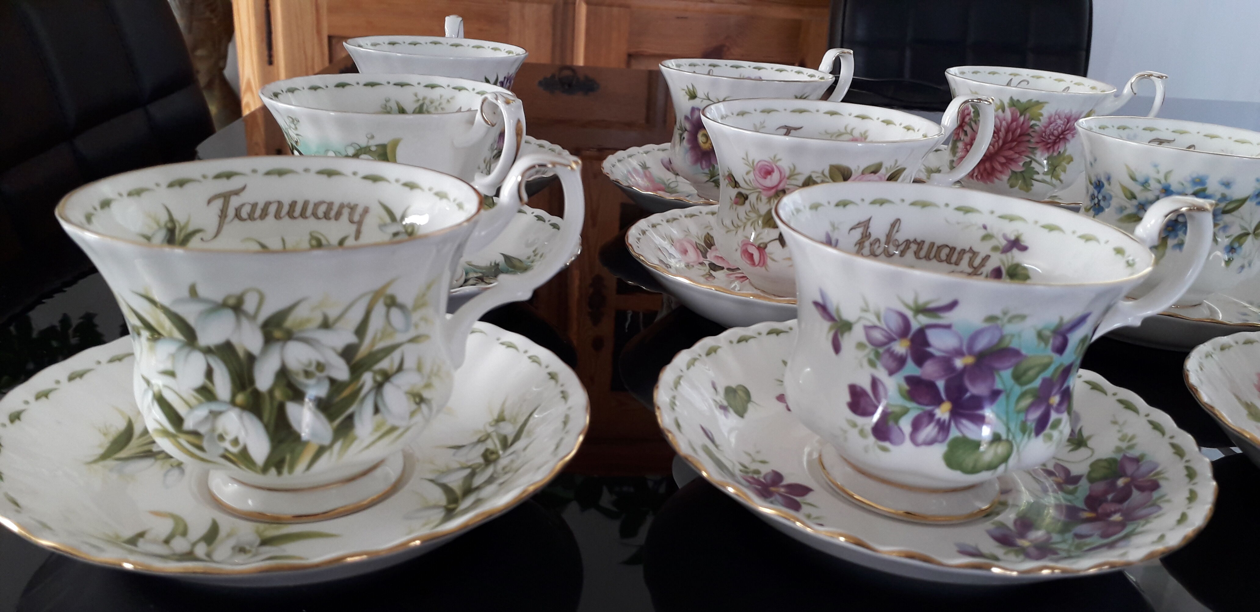 12 Royal Albert cups and saucers
