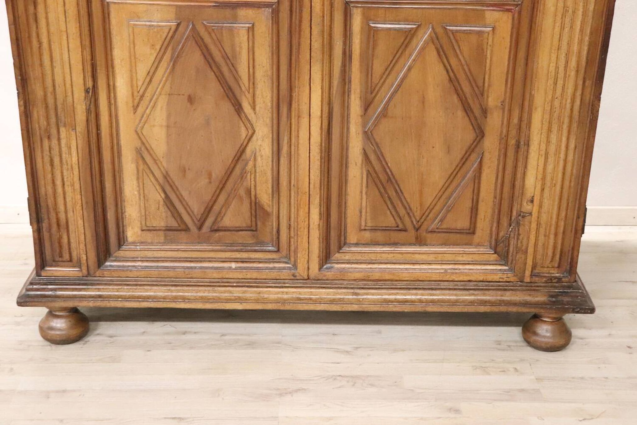Armoire à Secret Du 17ème Siècle En Noyer
