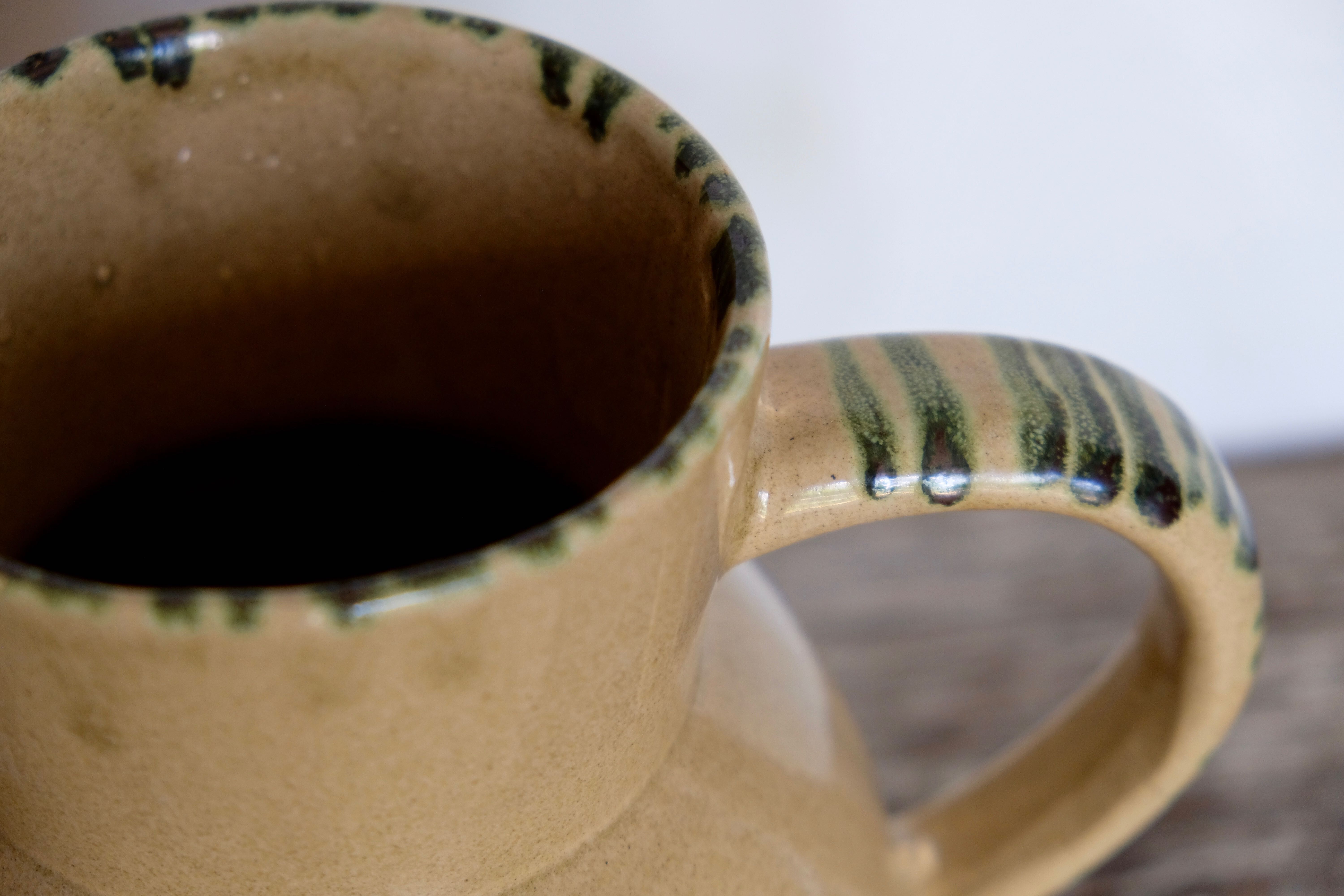 Water pitcher vase old décor daisies