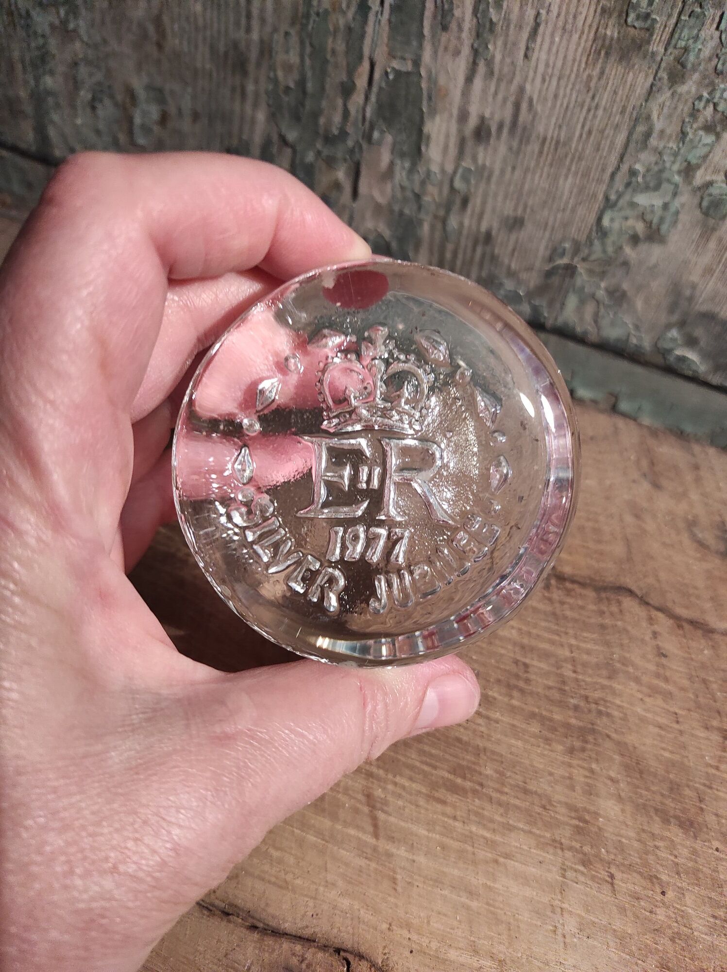 Dartington glass paperweight Queen Elizabeth II Silver Jubilee 1977
