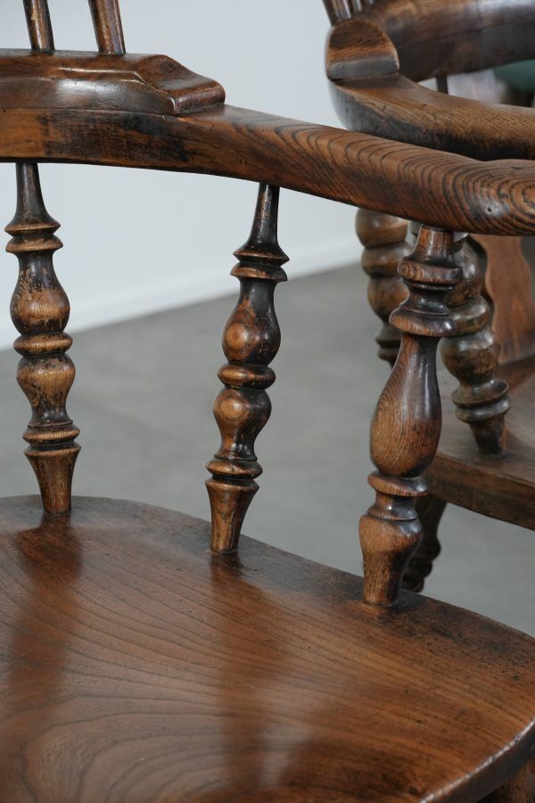 Ensemble de deux chaises Windsor à dossier haut anglaises antiques du XVIIIe siècle.