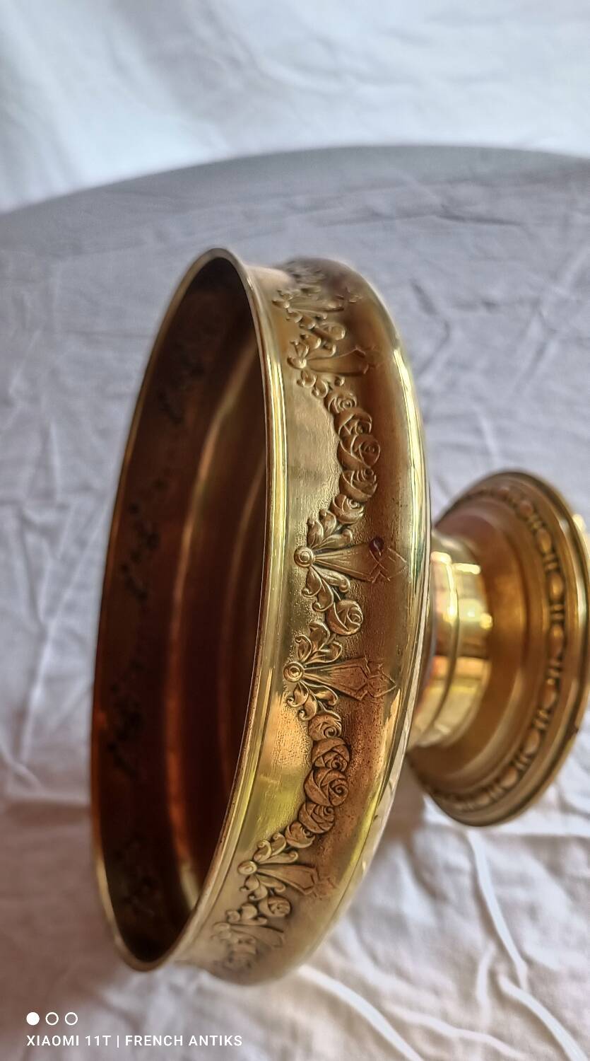 Fruit bowl, basket on foot, compote dish in embossed brass.
