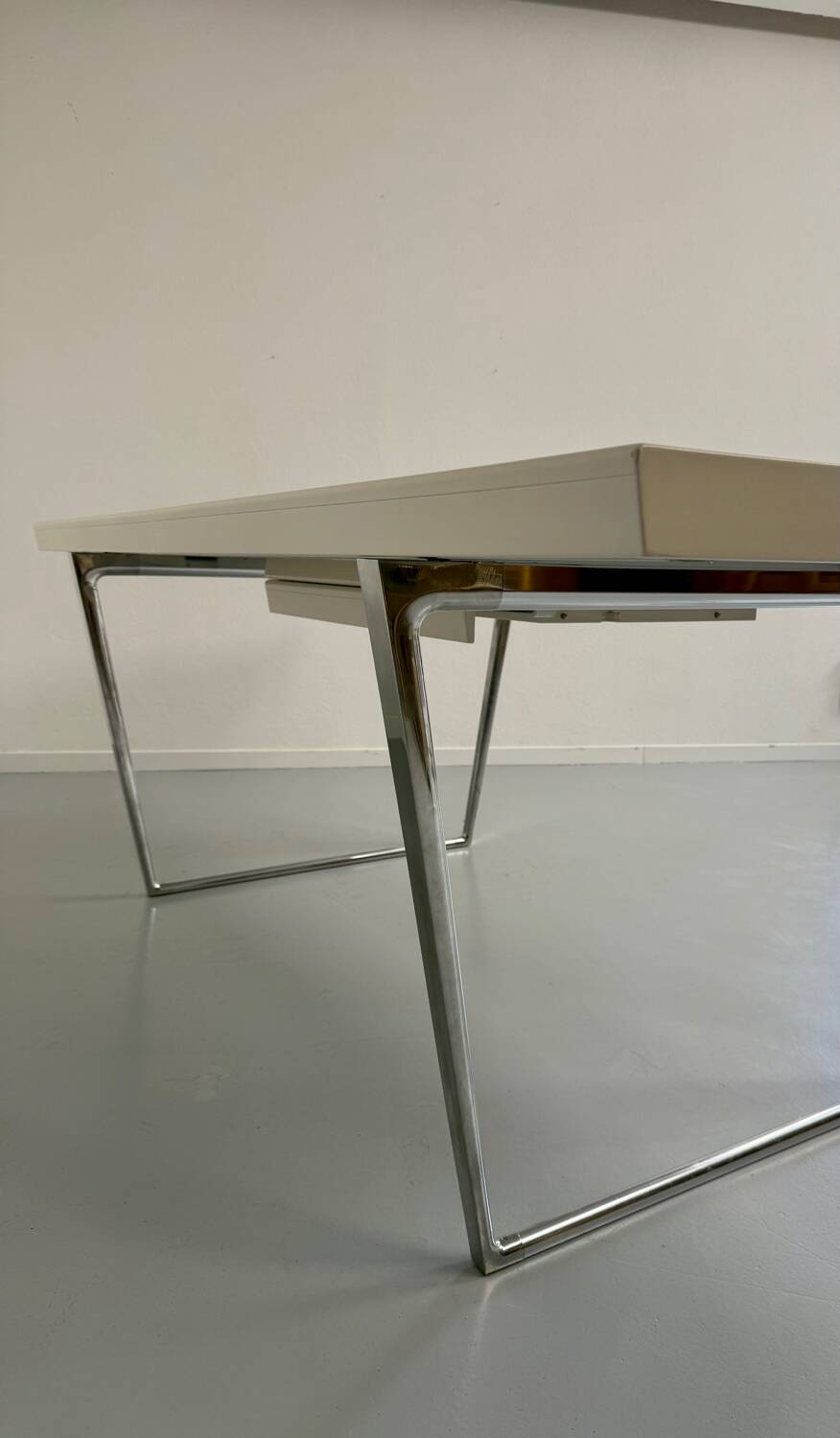 Dining/meeting table in laminated wood designed by antonio citterio vitra