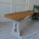 Banc vintage réenchanté en gris perle, assise bois.