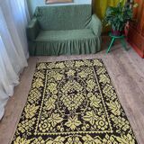 Tapis floral roumain tissé à la main en laine fond jaune et noir 196 X 132 cm