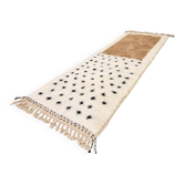 Couloir marocain à pois, tapis beni ourain blanc et marron, design berbère
