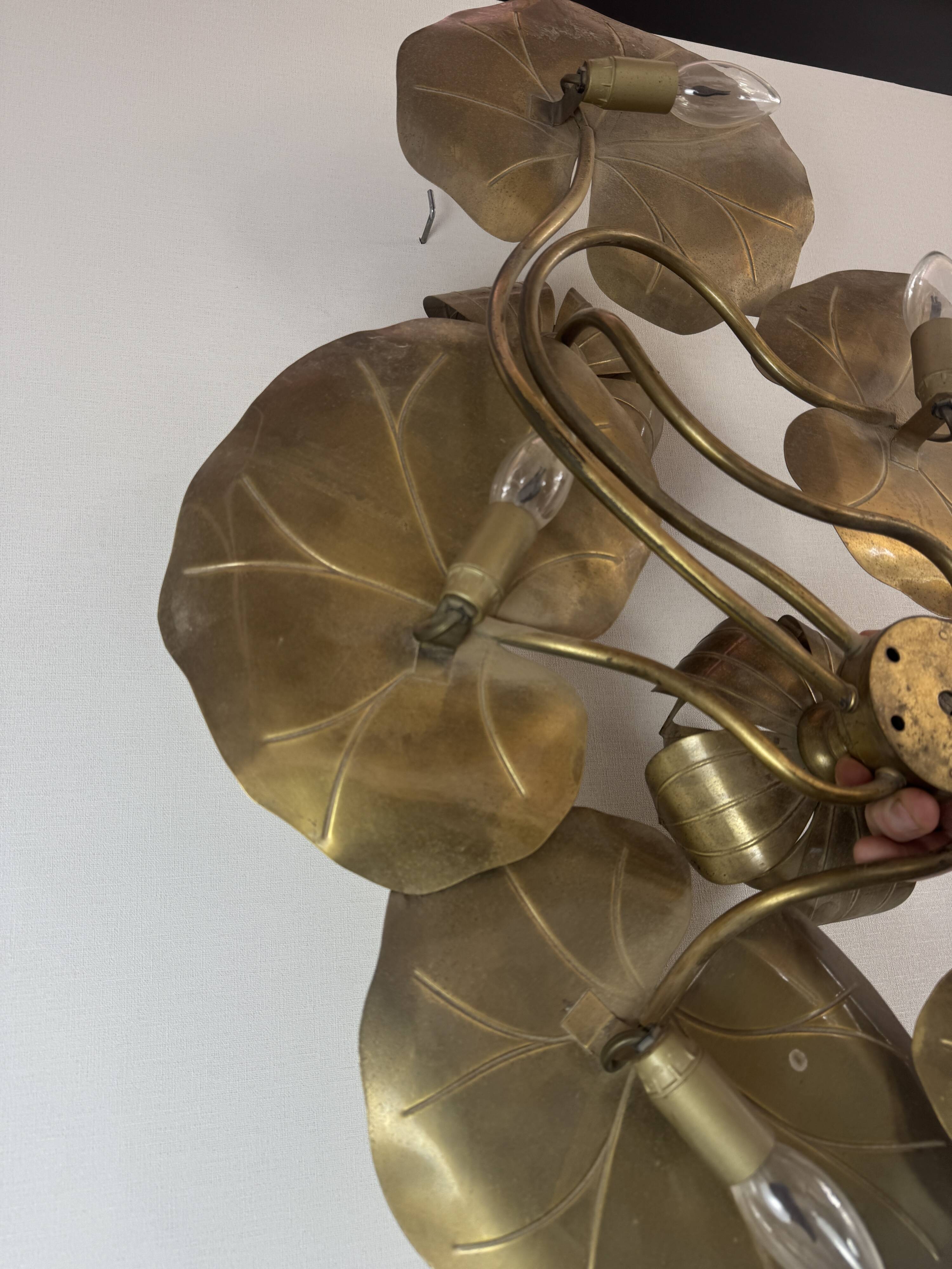 Large lily pad ceiling light in gilded brass Hollywood Regency — 7 lights — 1970