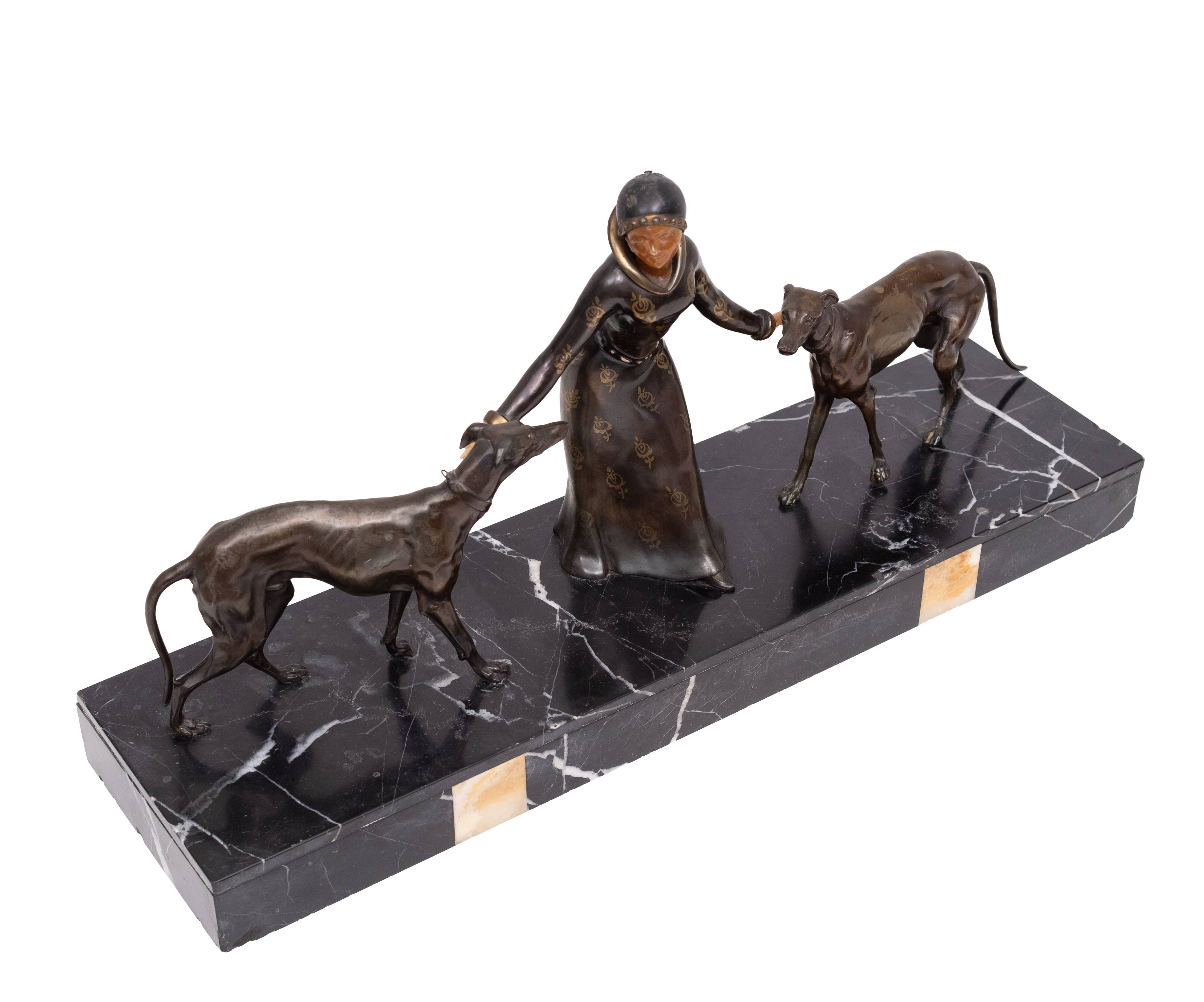 Sculpture Art Déco d'une femme avec des lévriers 1920/30 France