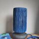 Table lamp in black stoneware and natural raffia.