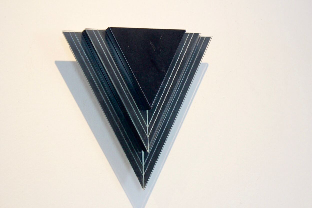 Appliques triangulaires hollandais modernes de mur de verre et d’acier