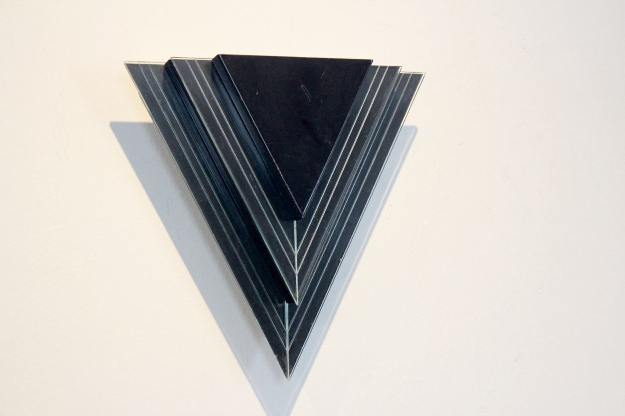 Appliques triangulaires hollandais modernes de mur de verre et d’acier