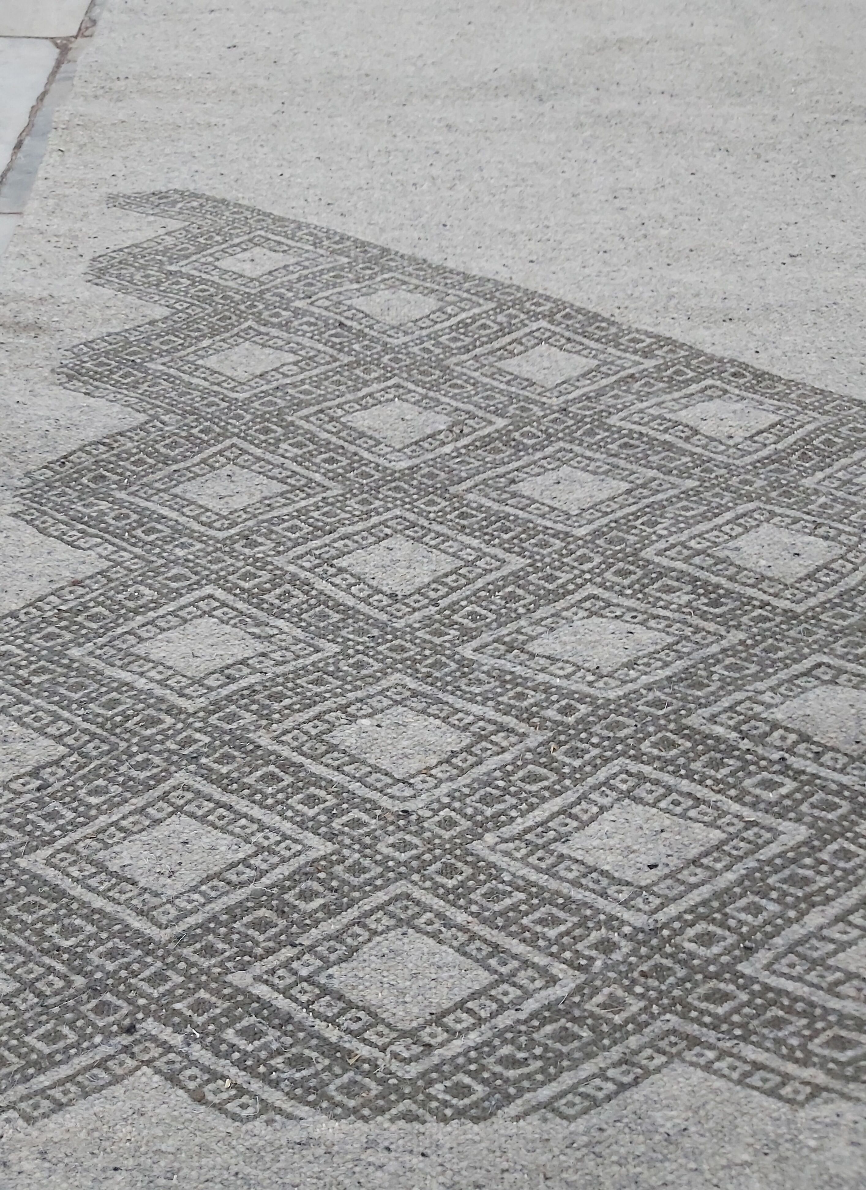 Tapis gris ethnique fait main  152x200cm