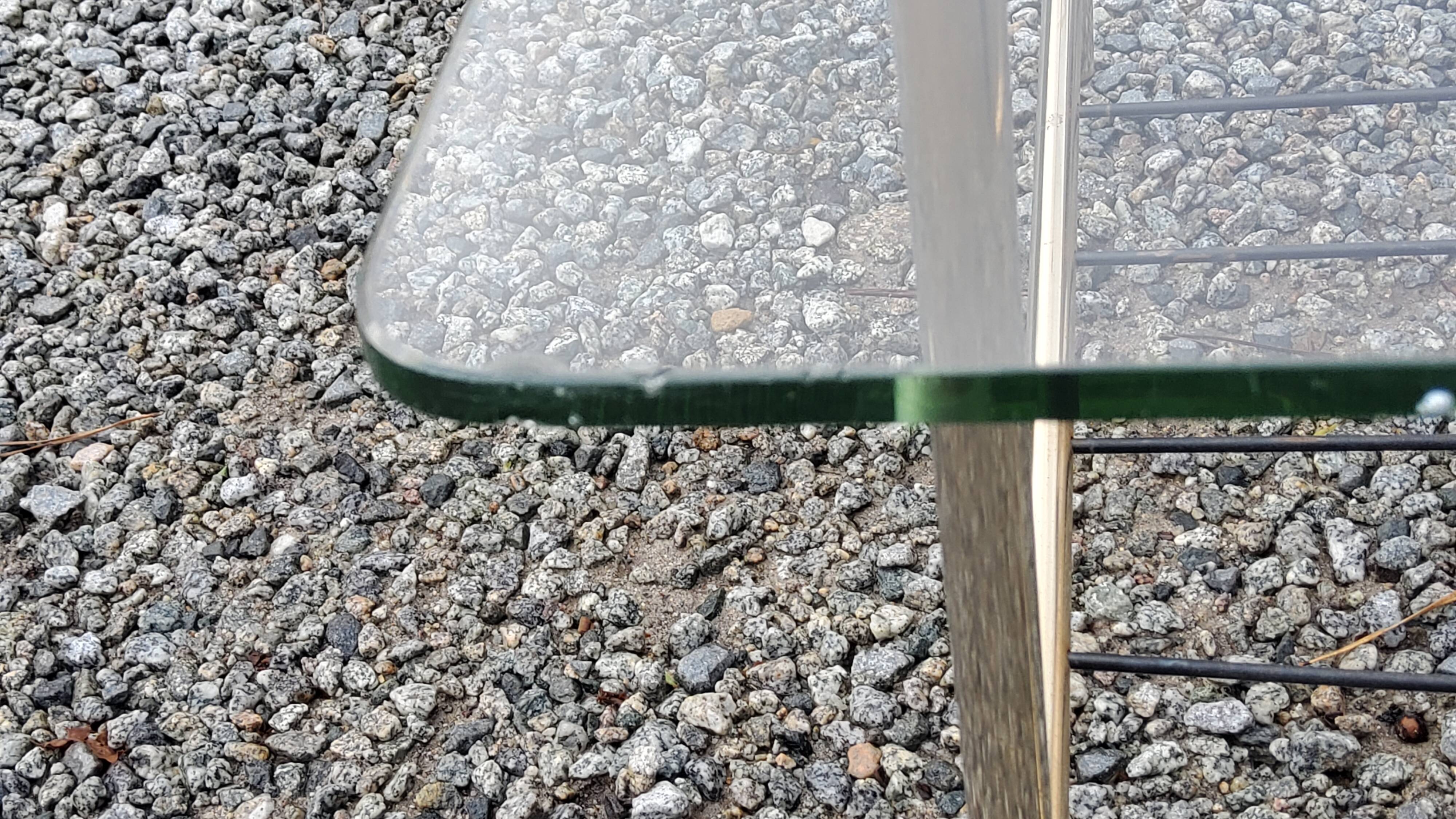 Table basse vintage en métal doré et noirci plateau en verre des années 60