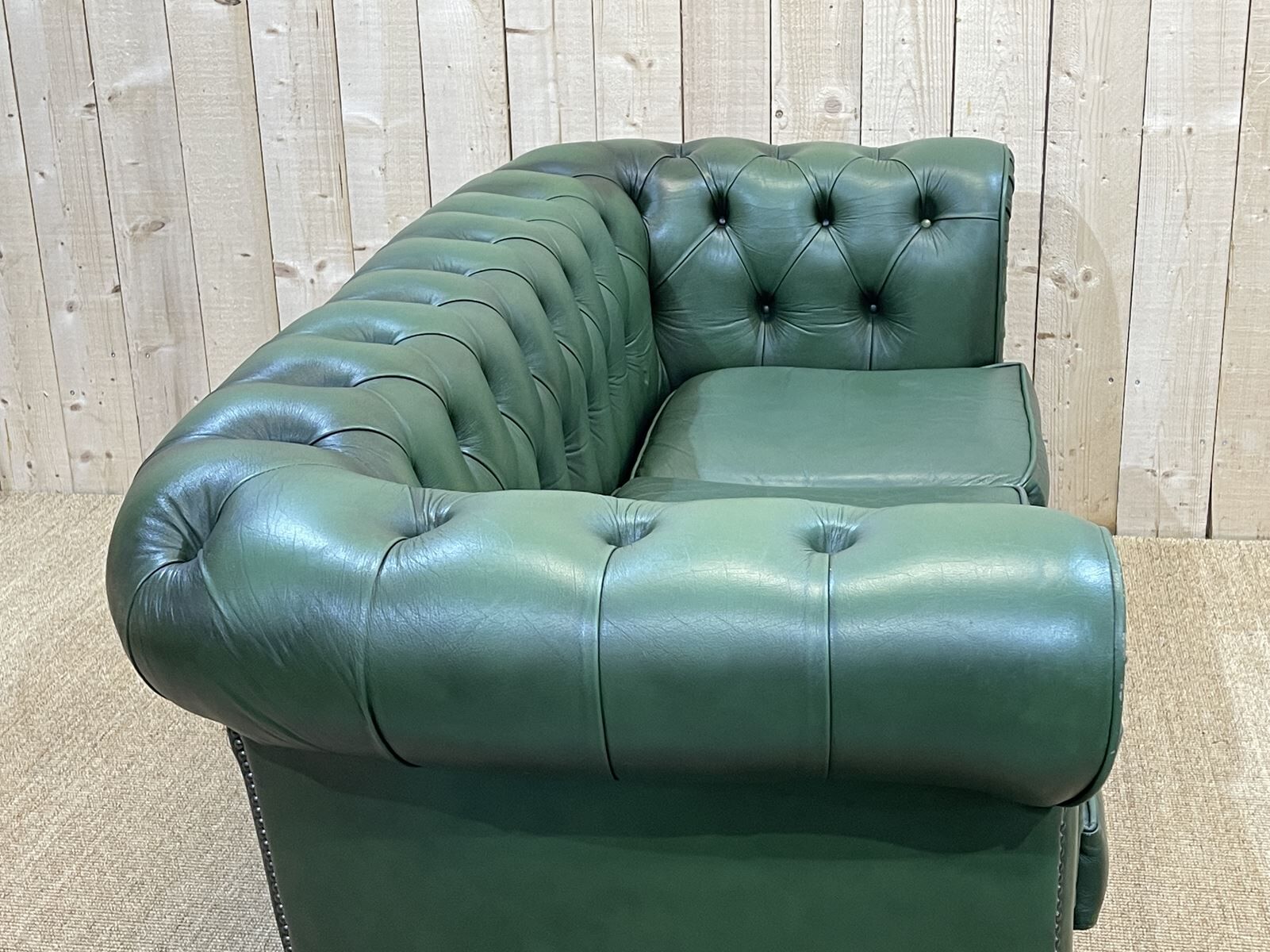 Chesterfield sofa in green leather 3 places from the 80s