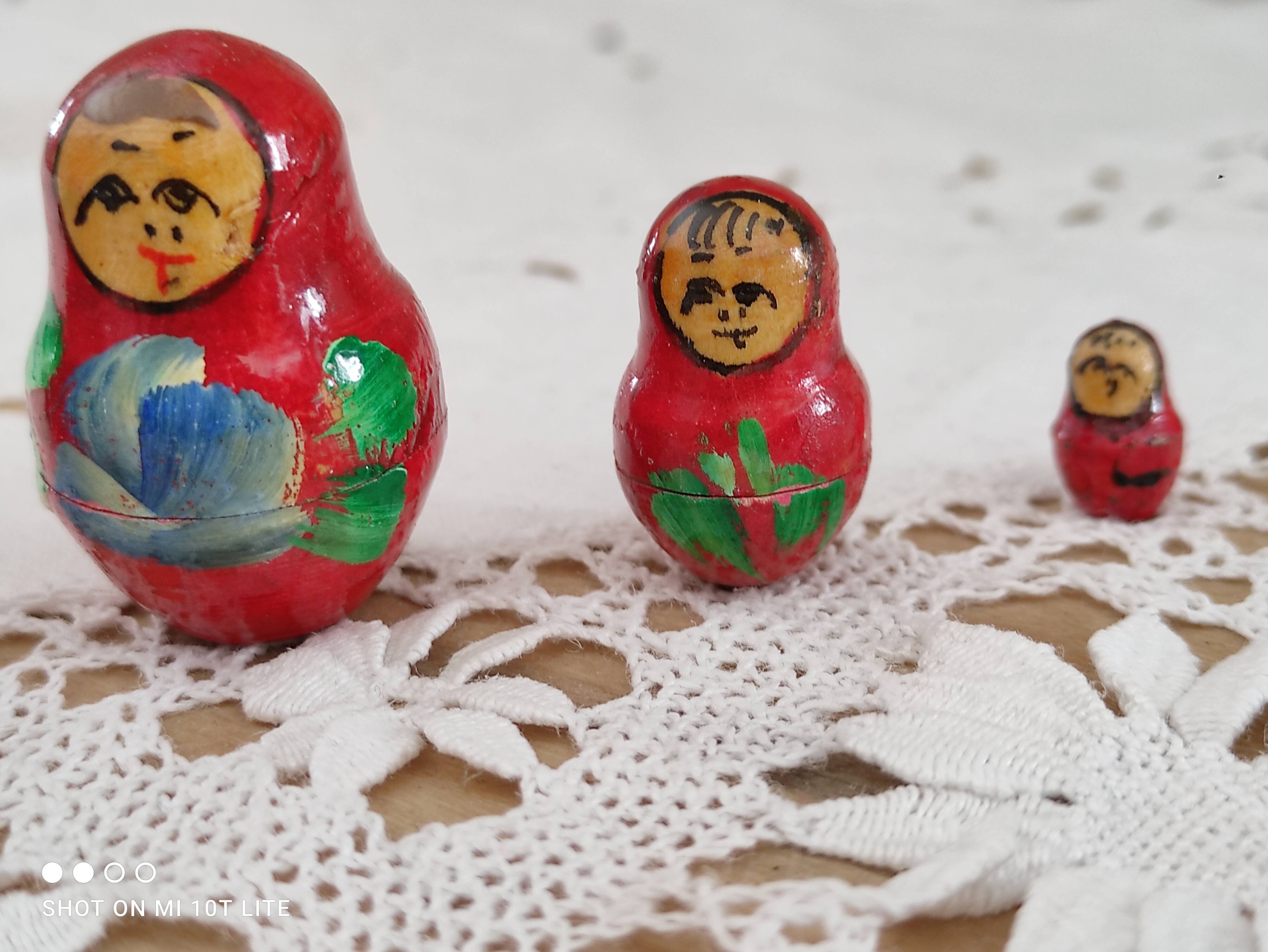 5 red russian dolls
