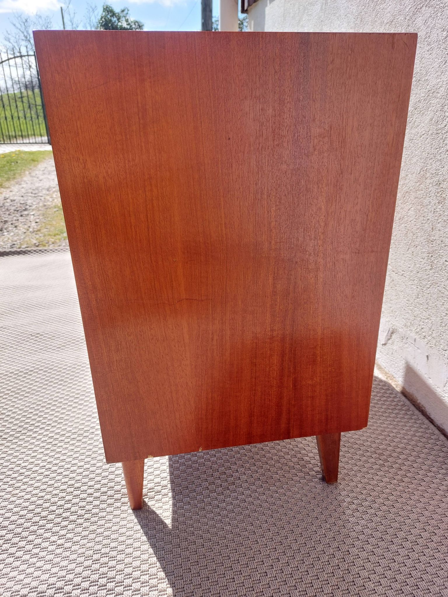 Scandinavian style commode