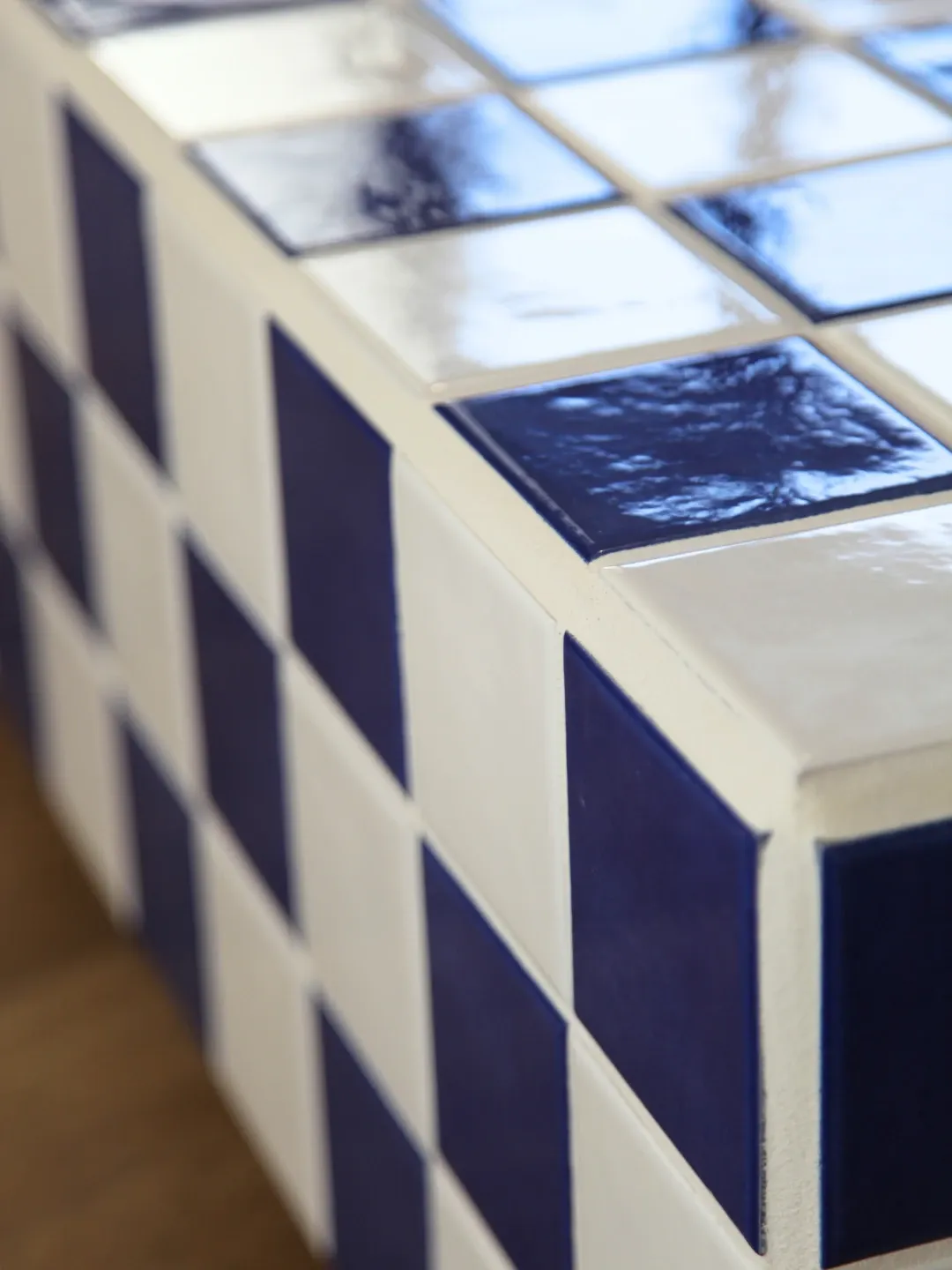 Table basse carrelée bleue et blanche damier