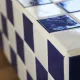 Table basse carrelée bleue et blanche damier