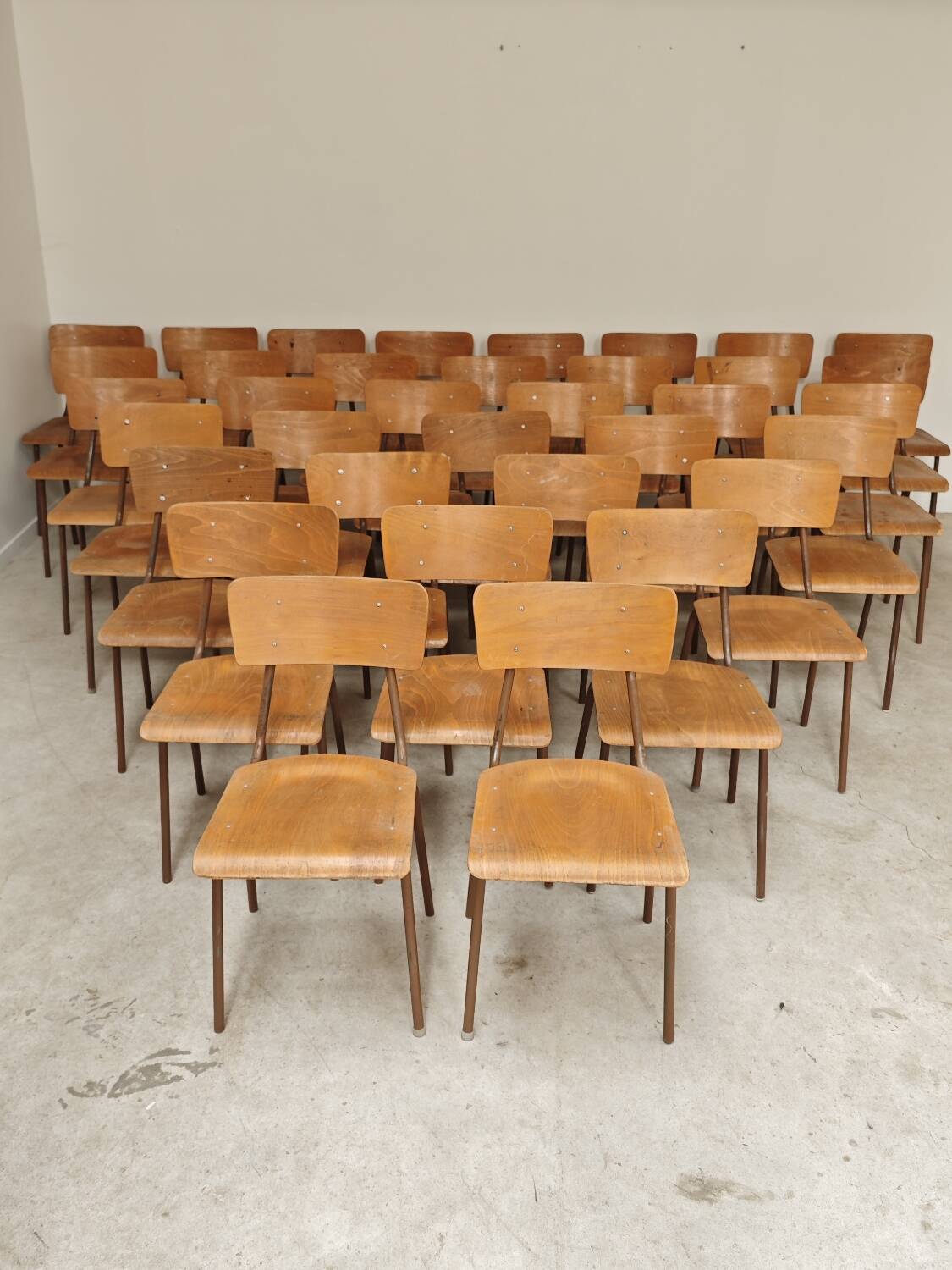 Lot de 35 chaises d'école tchèque Kovona style bistrot des