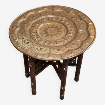 Table à thé plateau oriental en métal cuivré et bois, XXème s.