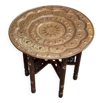 Tea table oriental tray in copper or brass on wooden support 20th century