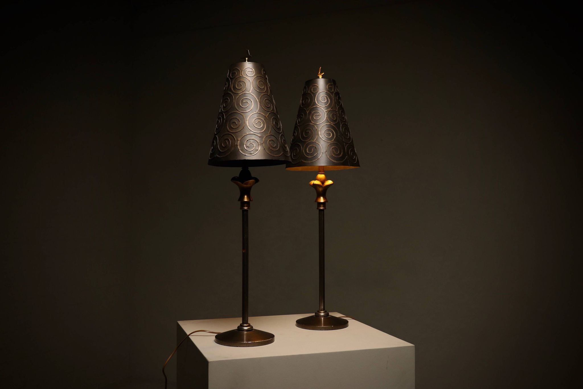 Paire de lampes de table impressionnantes par Lam Lee pour Leeazanne, années 1990.