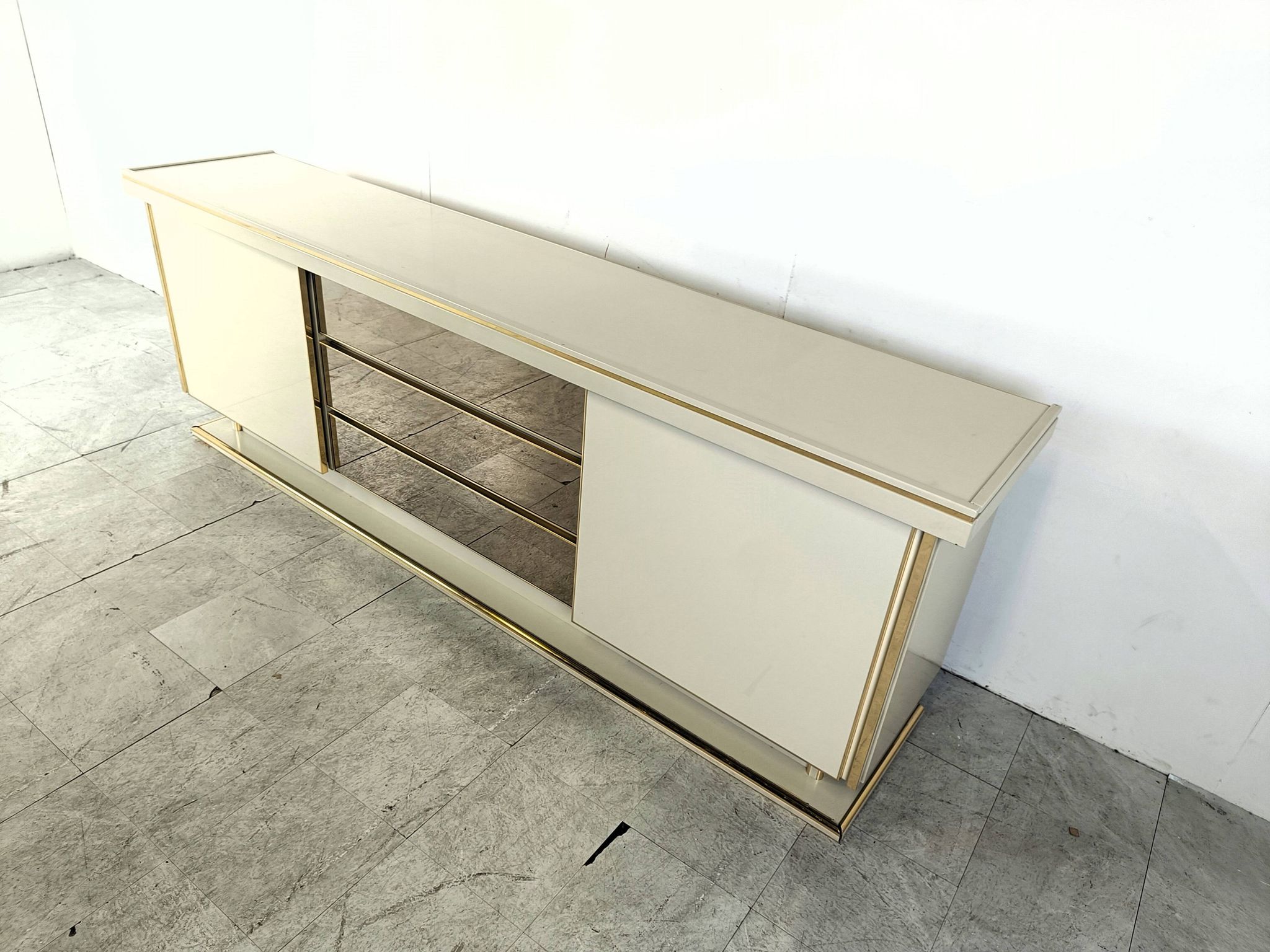 Buffet vintage en laiton et laque, années 1970
