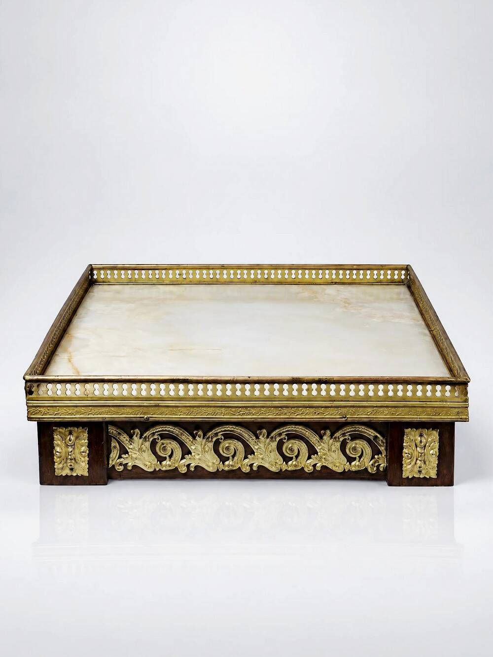 Antique wooden saddle-shaped plateau, gilded metal and onyx, circa 1900.