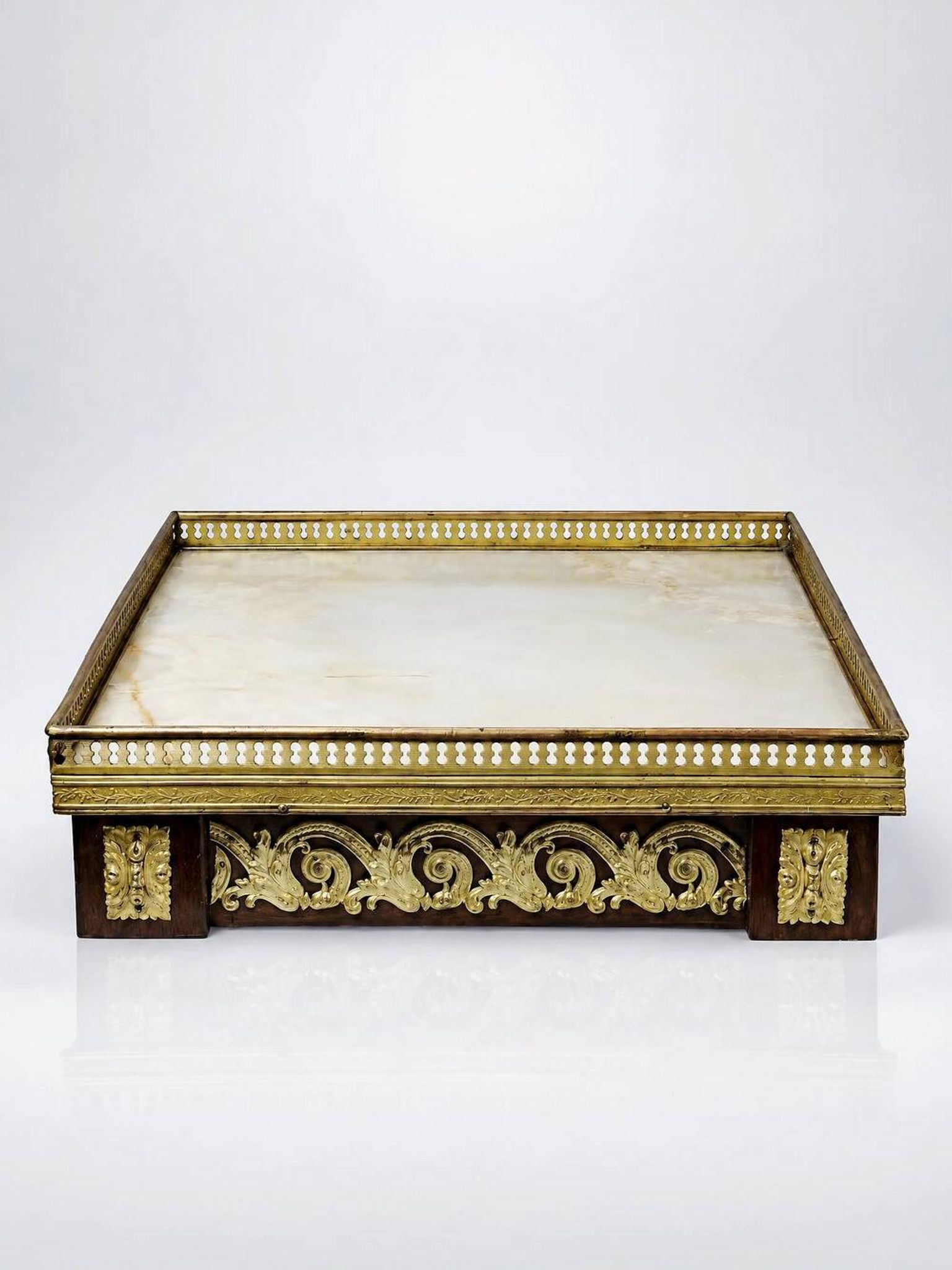 Antique wooden saddle-shaped plateau, gilded metal and onyx, circa 1900.