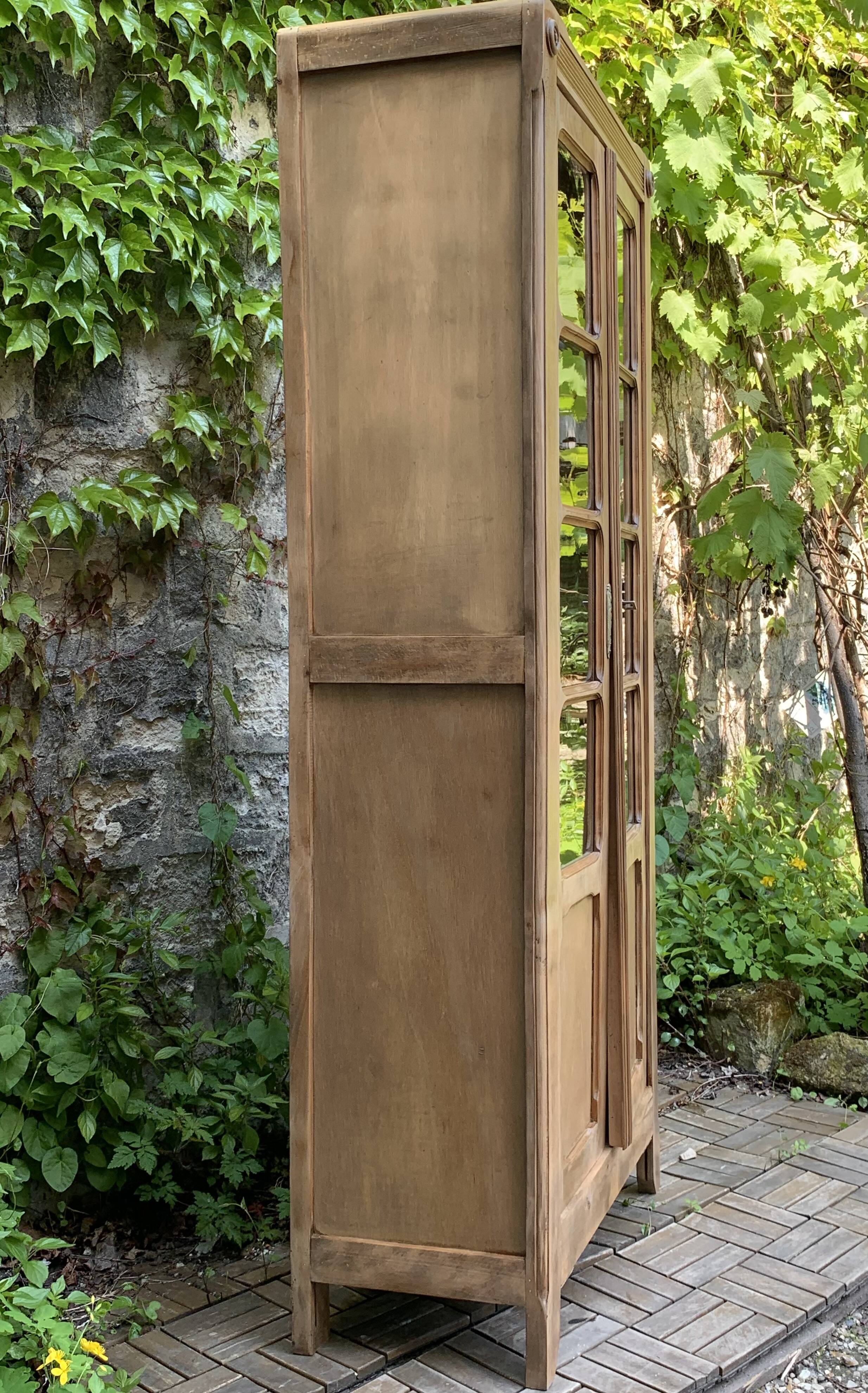 Armoire parisienne vitrée en bois brut, 1940