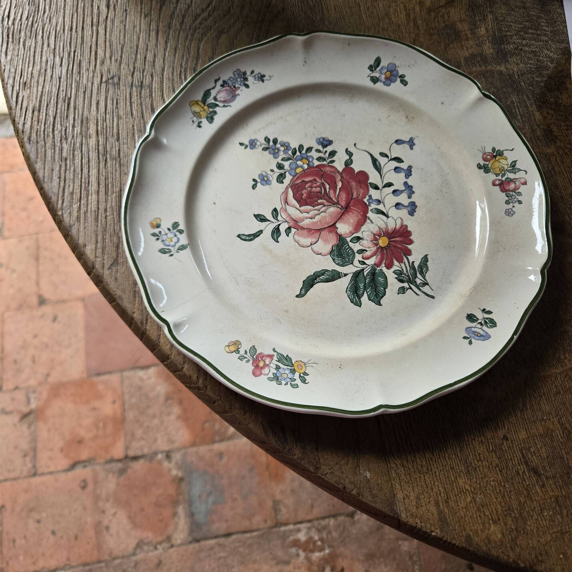 2 dessert plates