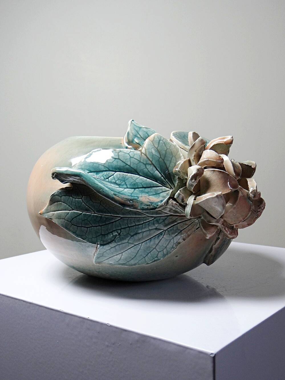 Vase boule décor relief floral en céramique artisanale signé Dina