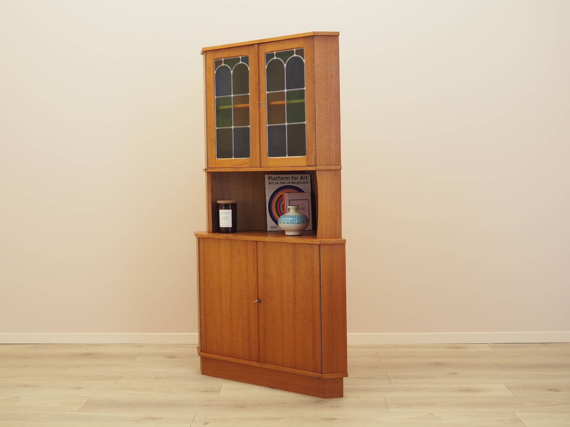 Vitrine d'angle en teck, Danemark, années 1960
