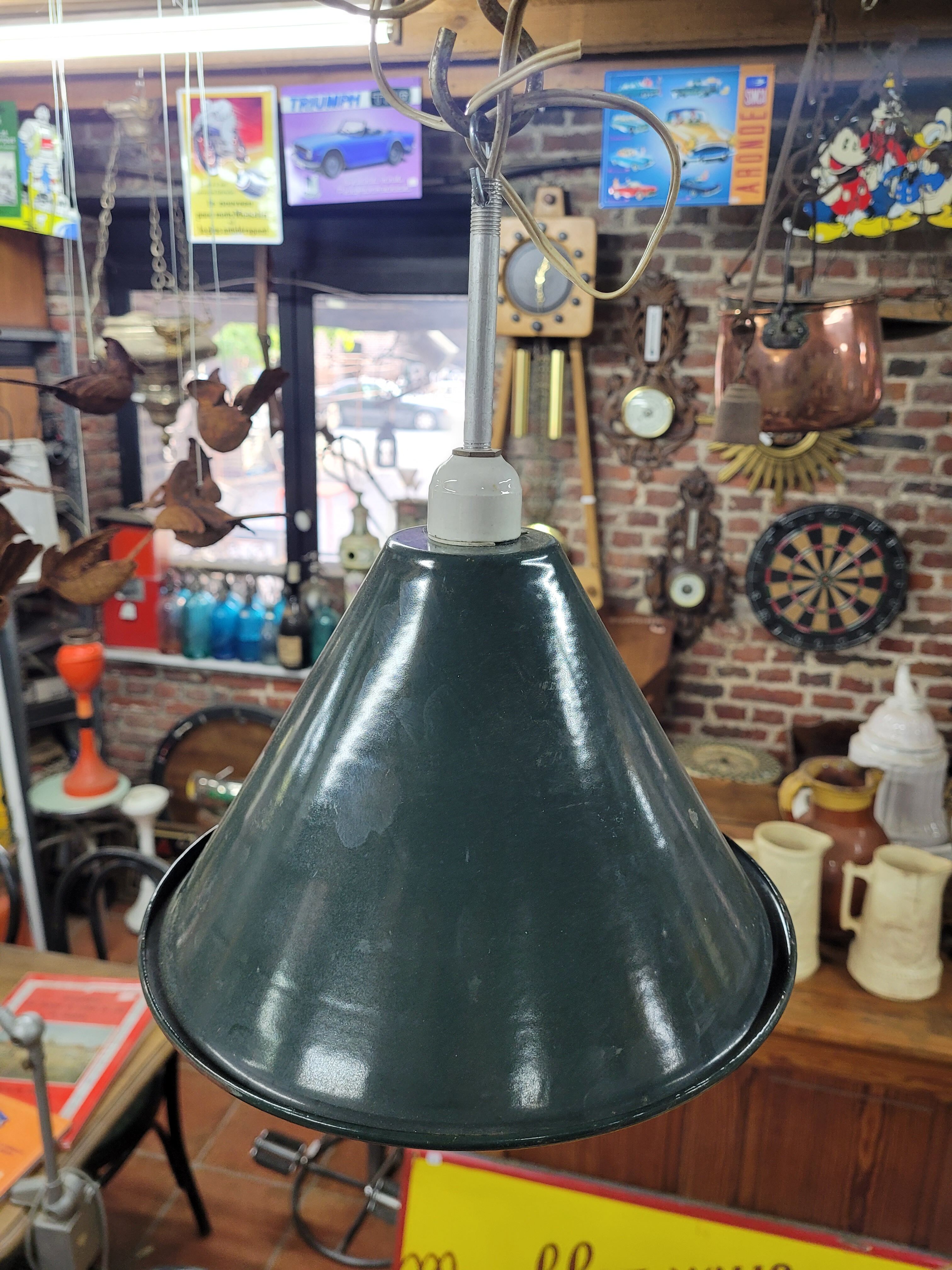 Green and white enamelled suspension