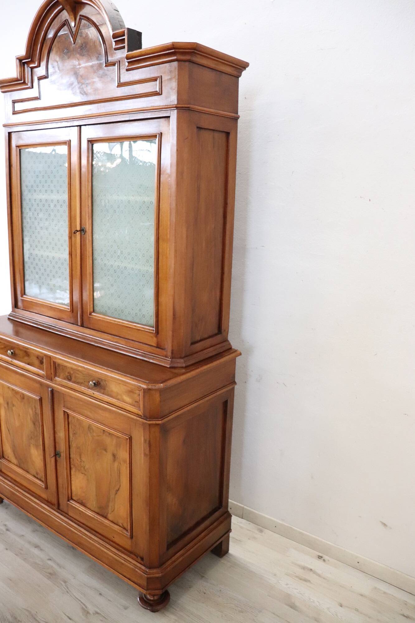 Antique sideboard in veined walnut, Italy, late 19th century