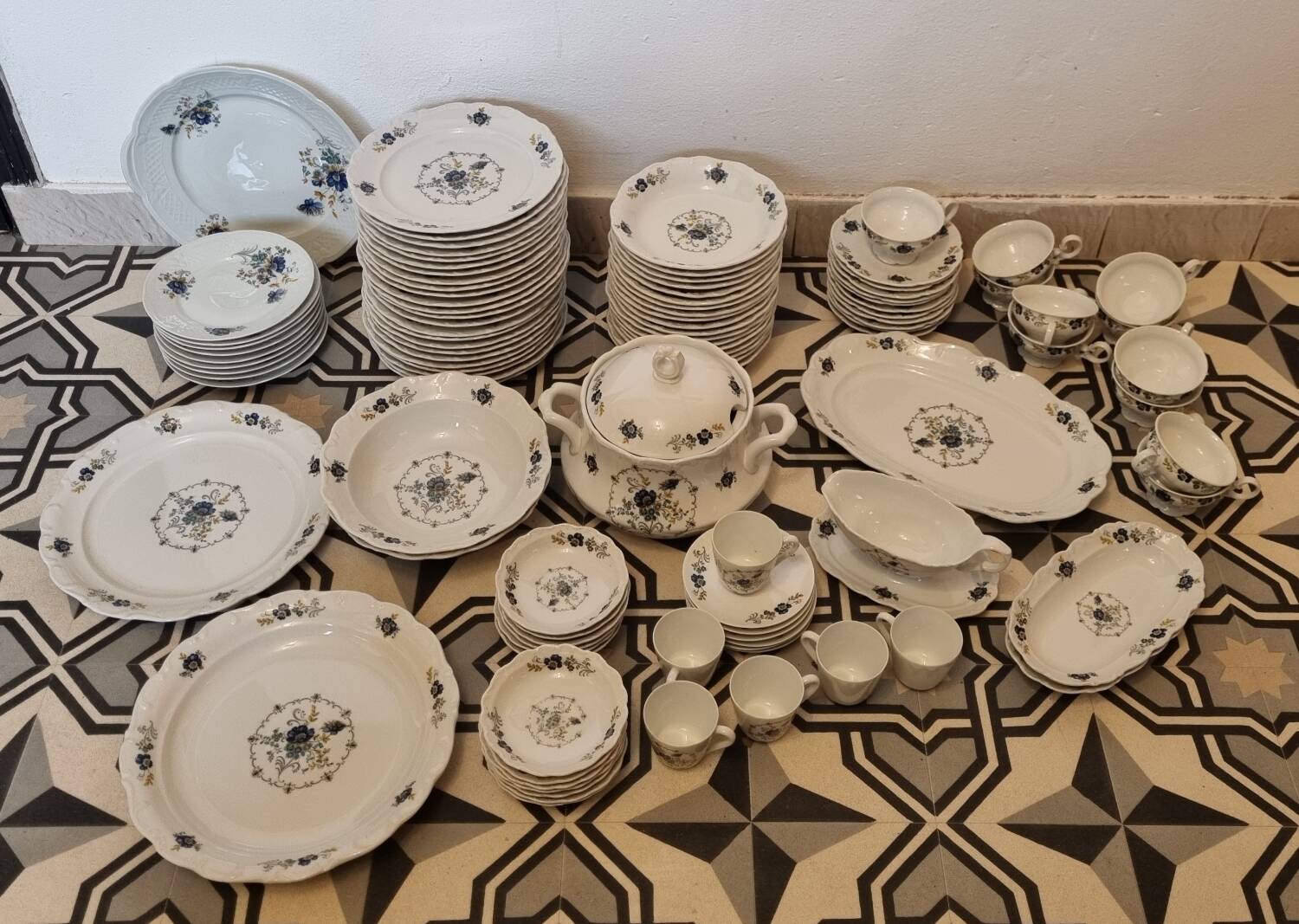 Table service of 108 pieces, Limoges porcelain, Sofafils
