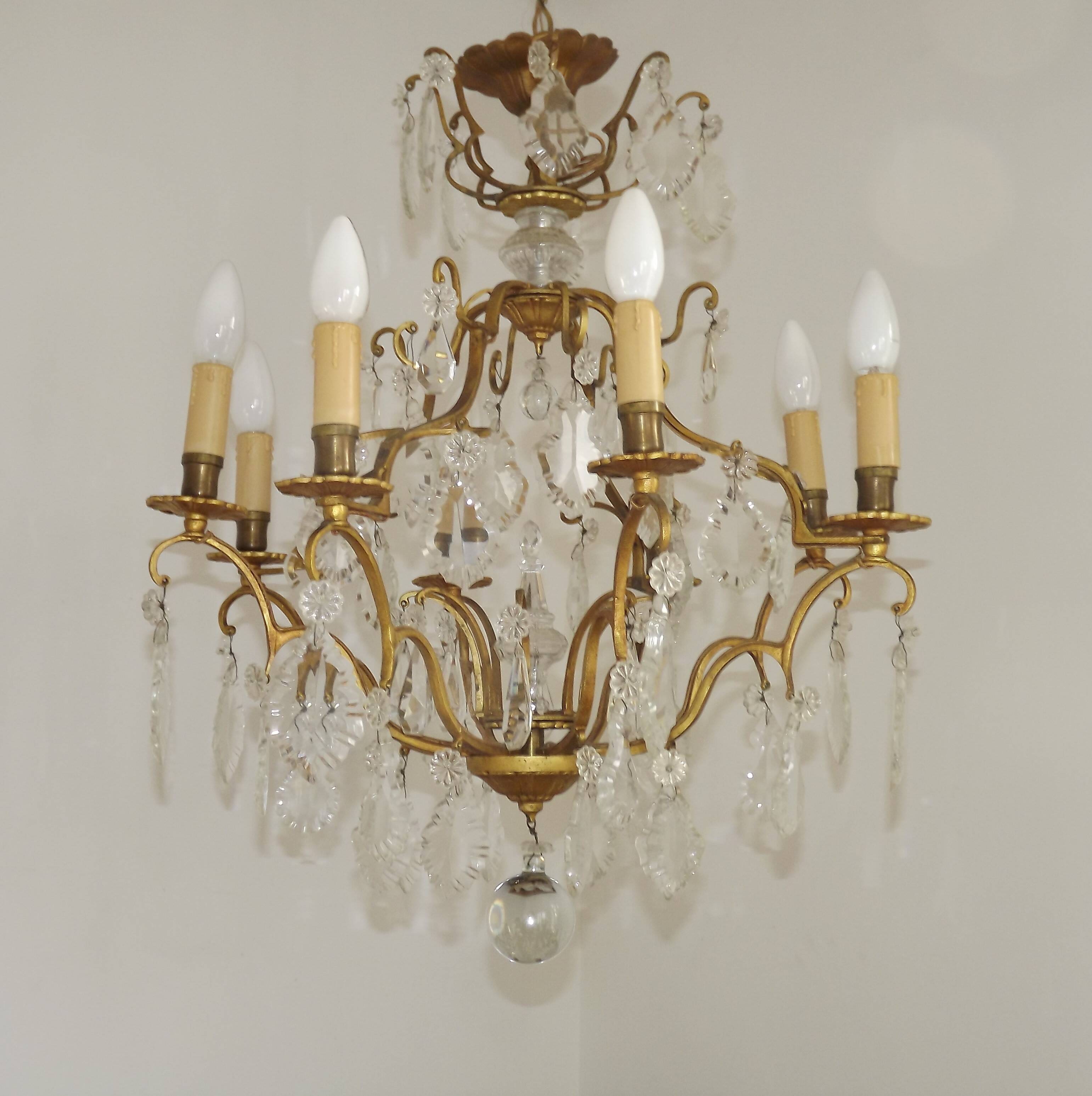 French Louis XV chandelier with 8 lights in gilded bronze, glass and crystal.